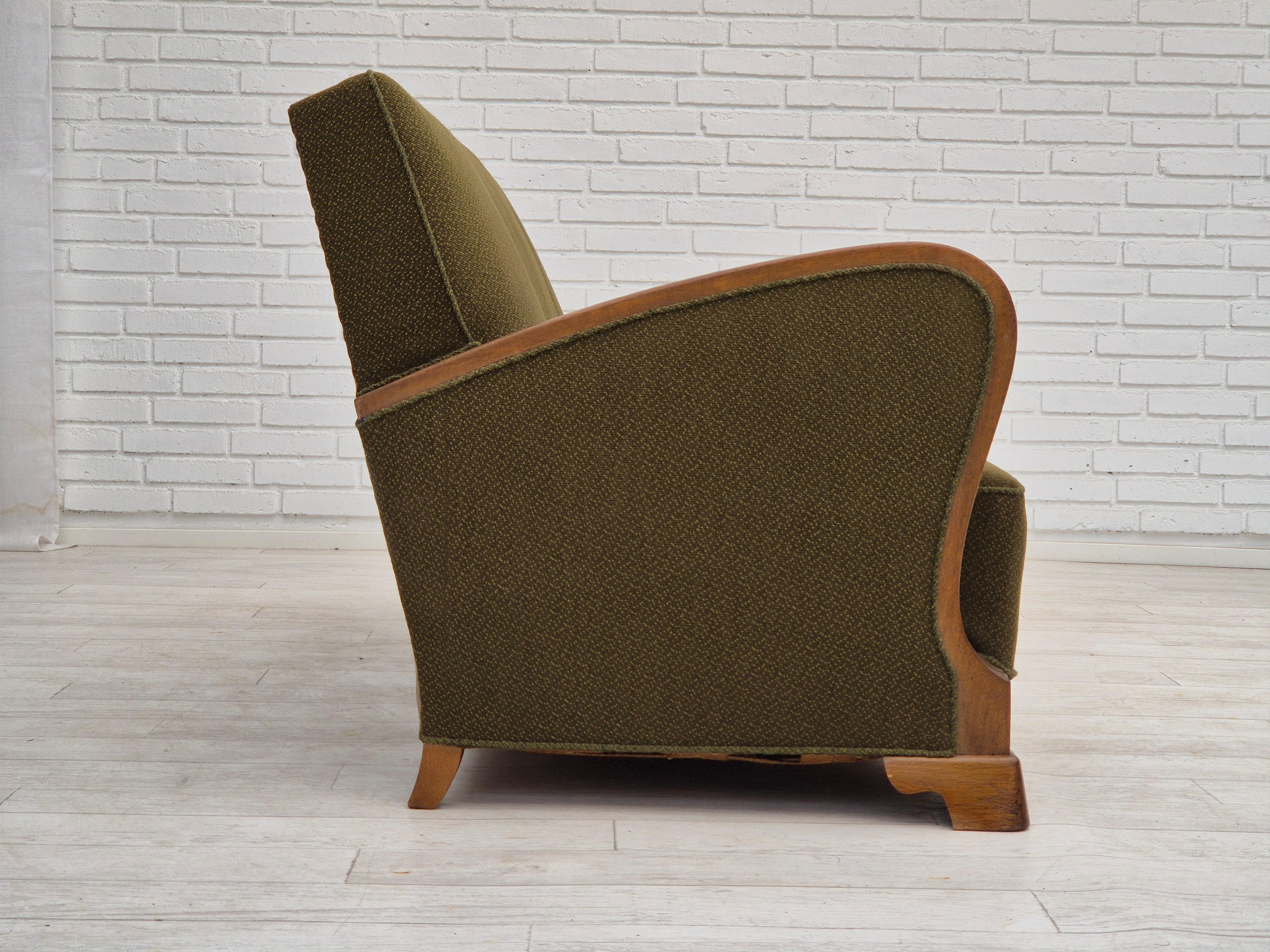 Danois 1950s, Danish 3 seater sofa in original very good condition, oak wood. en vente