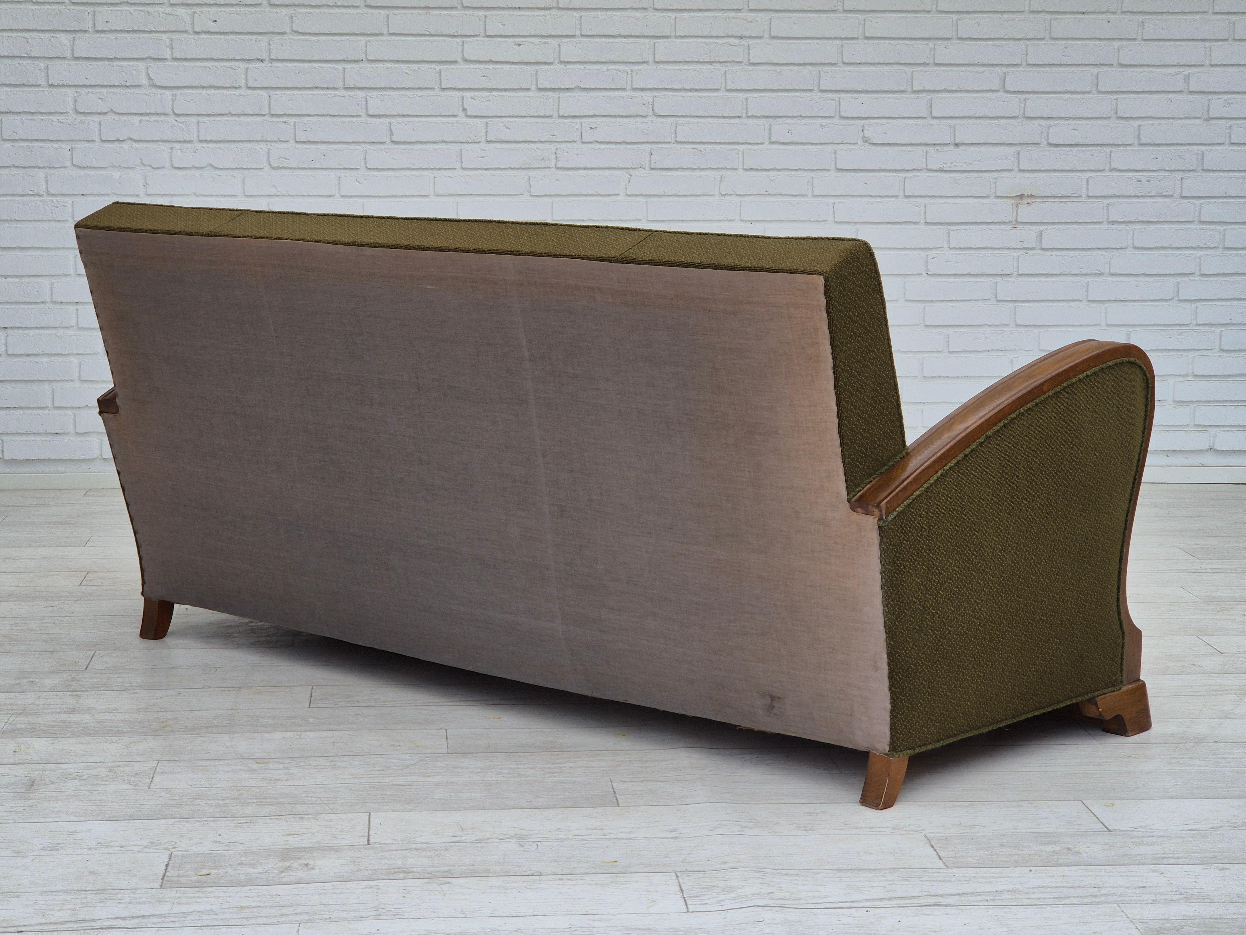 1950s, Danish 3 seater sofa in original very good condition, oak wood. Bon état - En vente à Tarm, 82