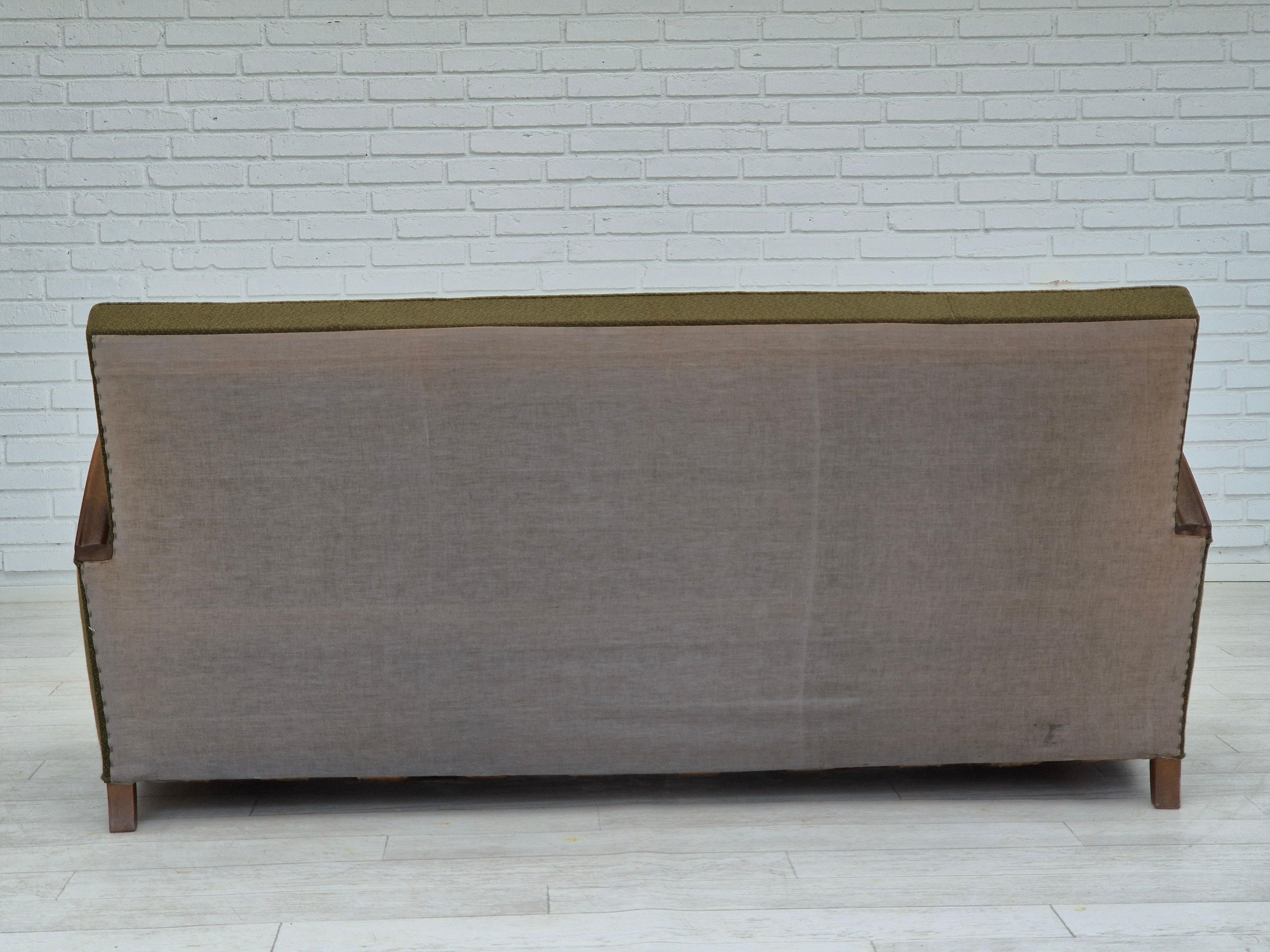 Milieu du XXe siècle 1950s, Danish 3 seater sofa in original very good condition, oak wood. en vente