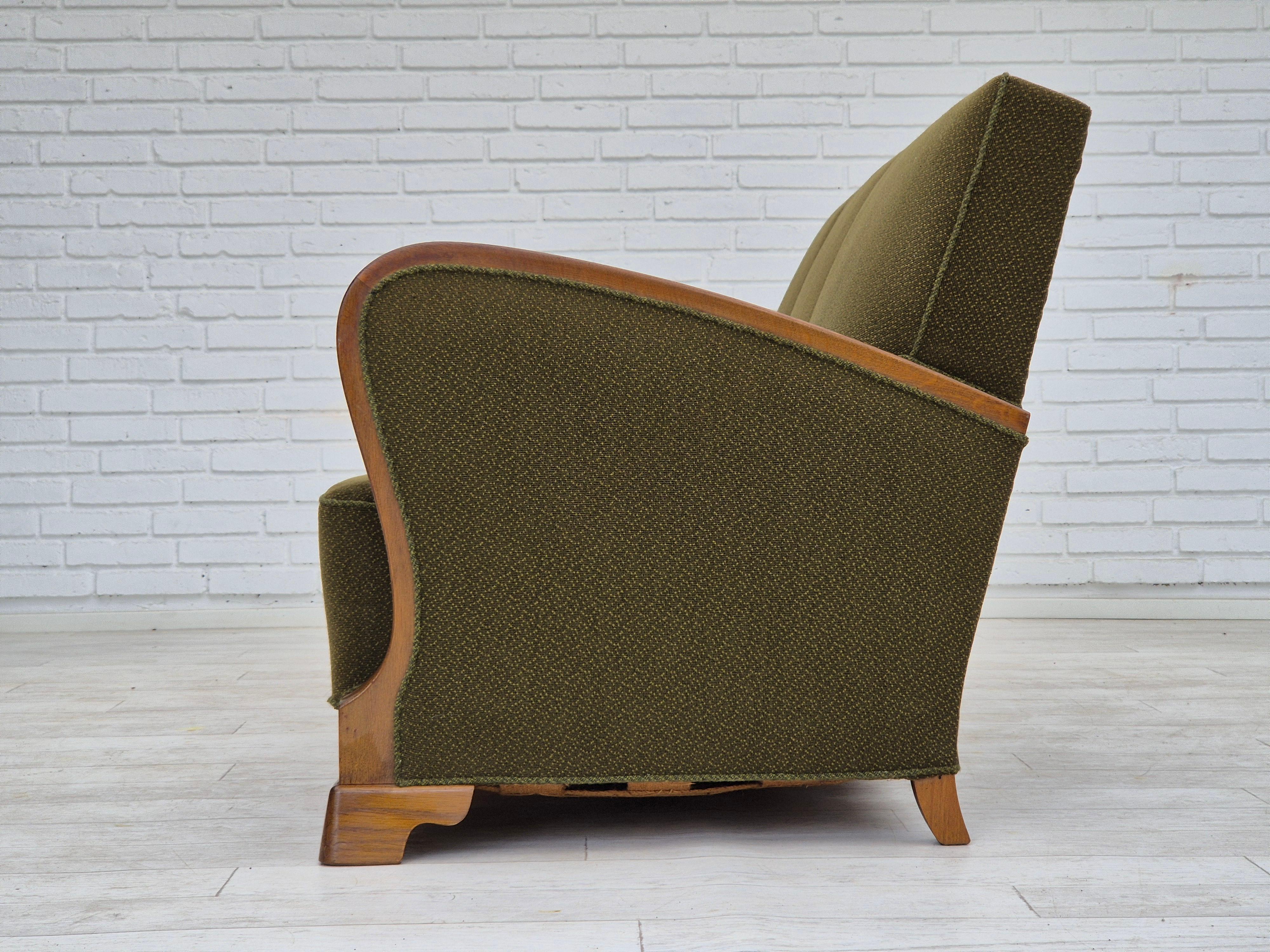 1950s, Danish 3 seater sofa in original very good condition, oak wood. en vente 1
