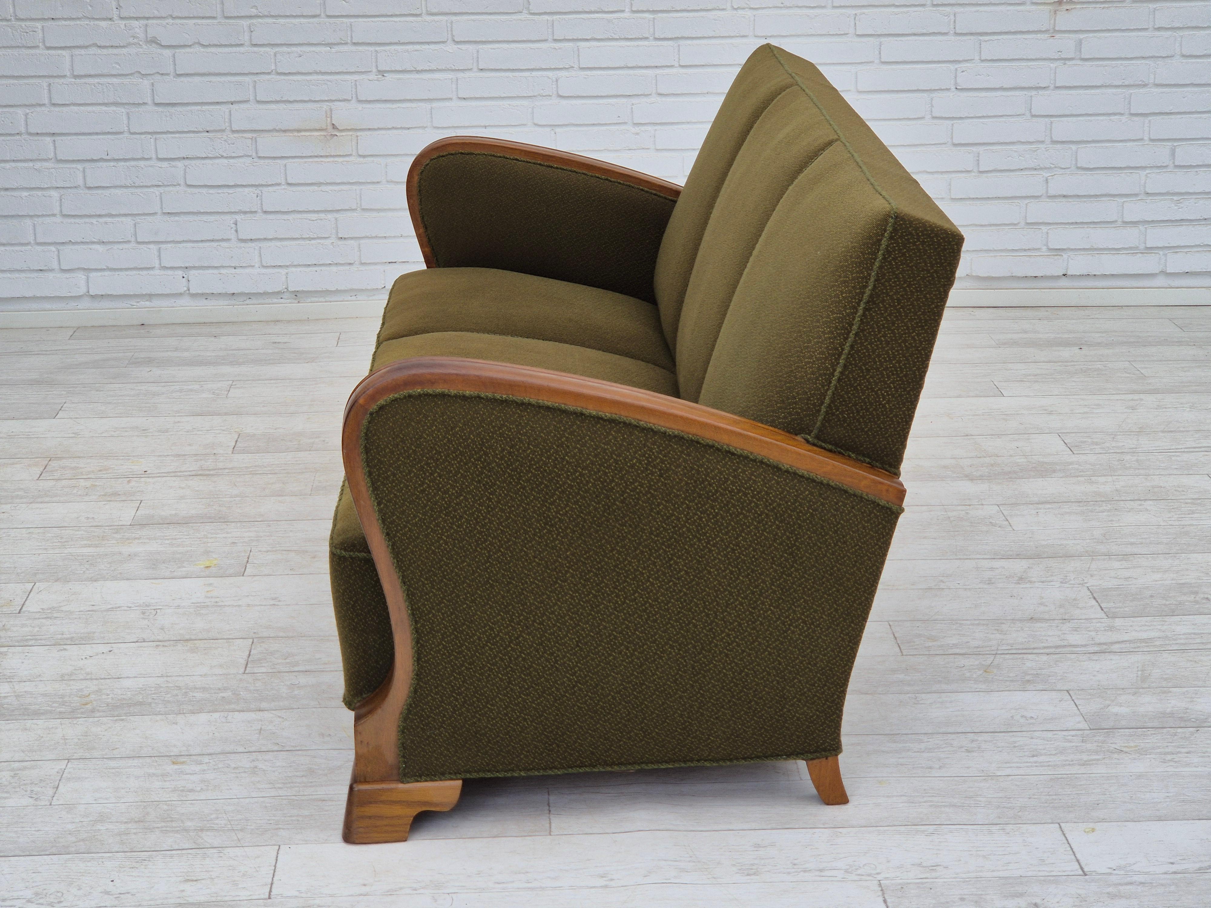 1950s, Danish 3 seater sofa in original very good condition, oak wood. en vente 2
