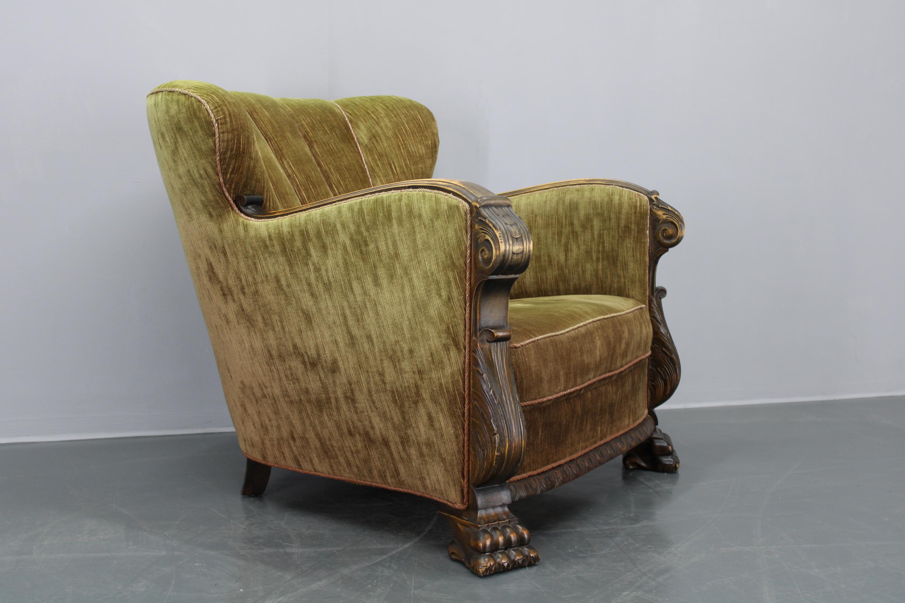 - buen estado original con pequeños signos de uso 
- reposabrazos de madera 
- altura del asiento 38 cm