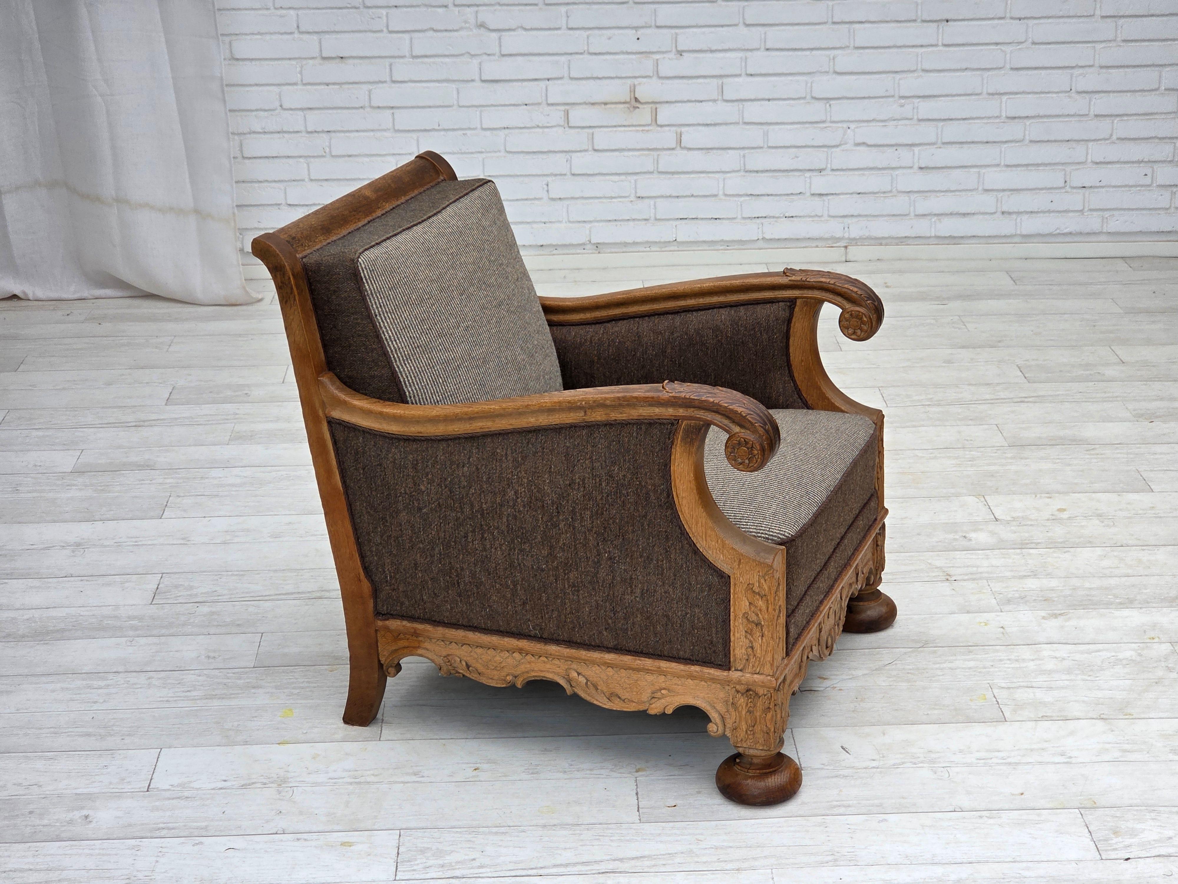 Años 50, Sillón danés. Mueble de lana, madera maciza de roble tallada, muelles de latón en el asiento. Las sillas fueron retapizadas hace unos 20 años por un artesano. Buen estado: sin olores, sin manchas y construcción estable. Fabricado por un
