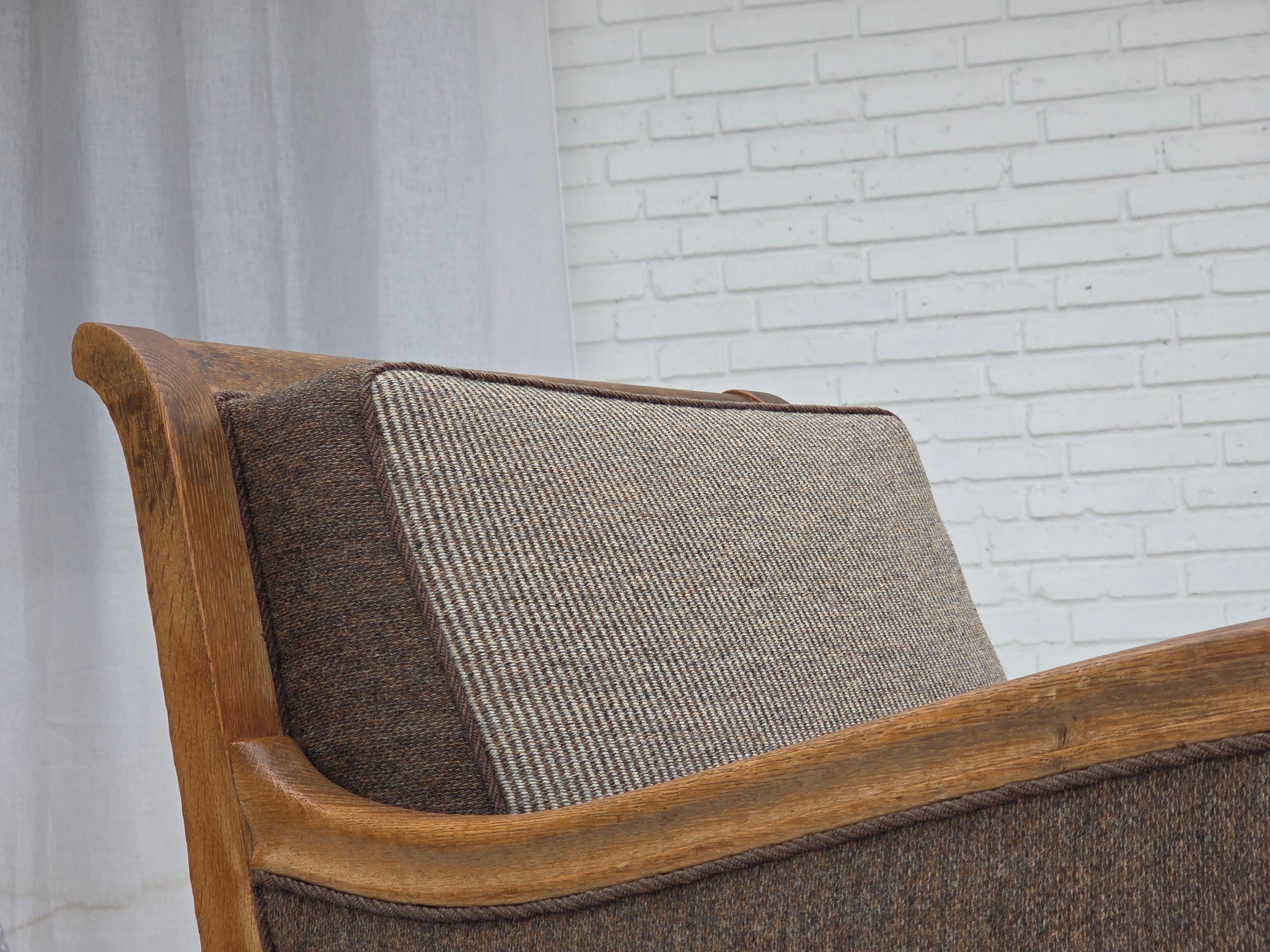 Años 50, sillón danés, mueble de lana, madera maciza de roble tallada. en Bueno estado para la venta en Tarm, 82