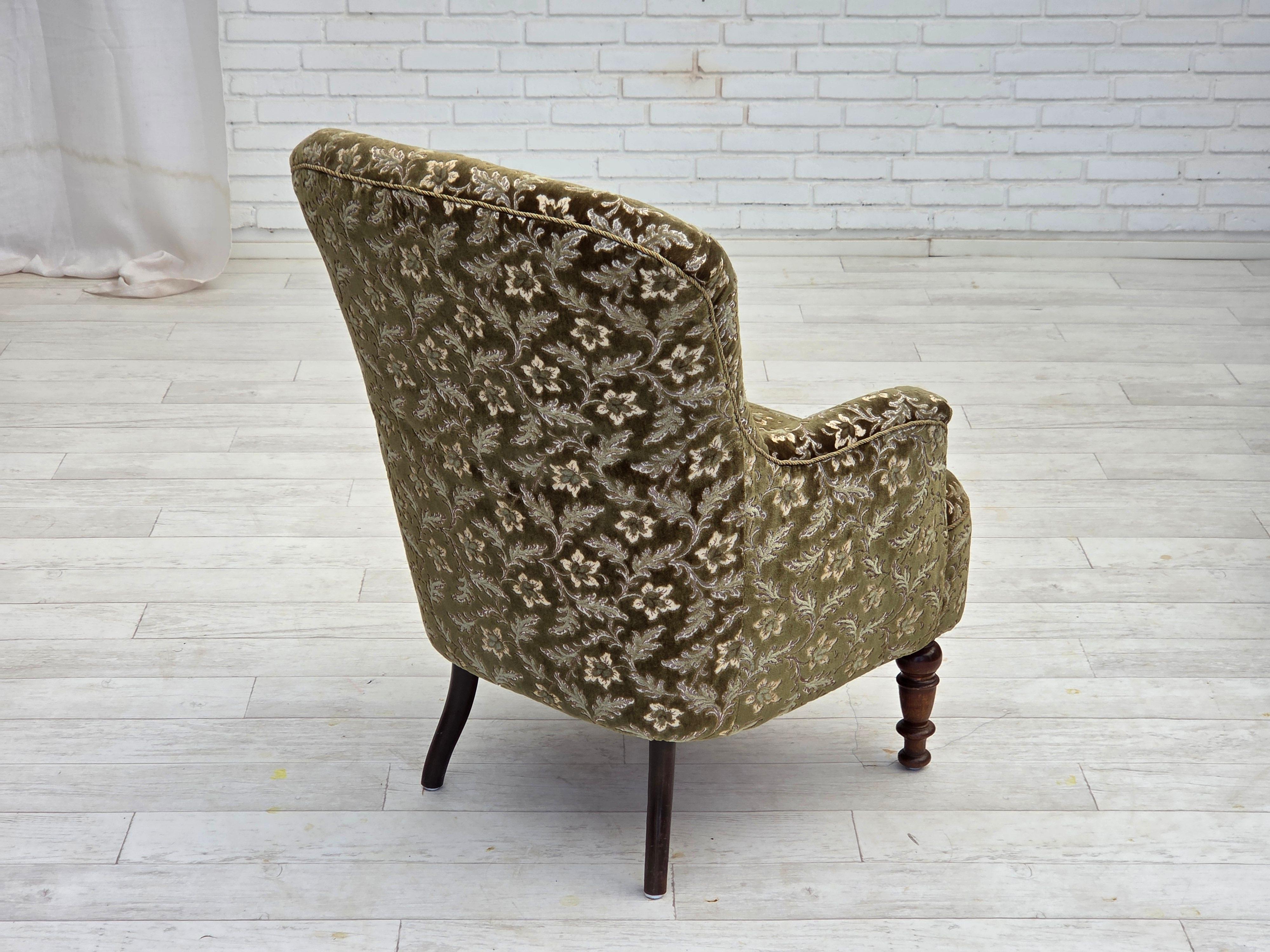 Poltrona danese degli anni '1950, velluto verde da arredamento, gambe in legno di frassino. in vendita 3