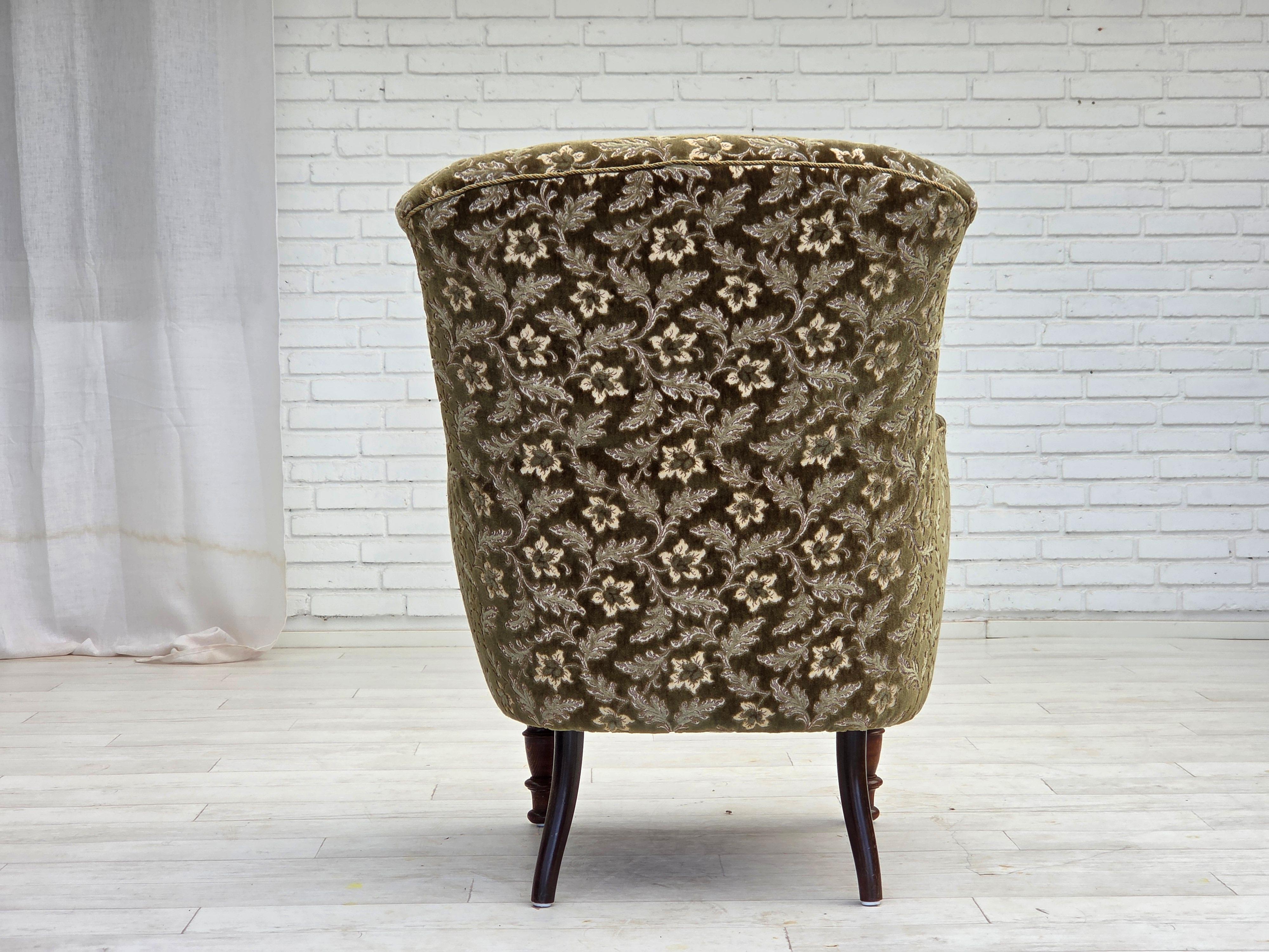 Poltrona danese degli anni '1950, velluto verde da arredamento, gambe in legno di frassino. in vendita 4