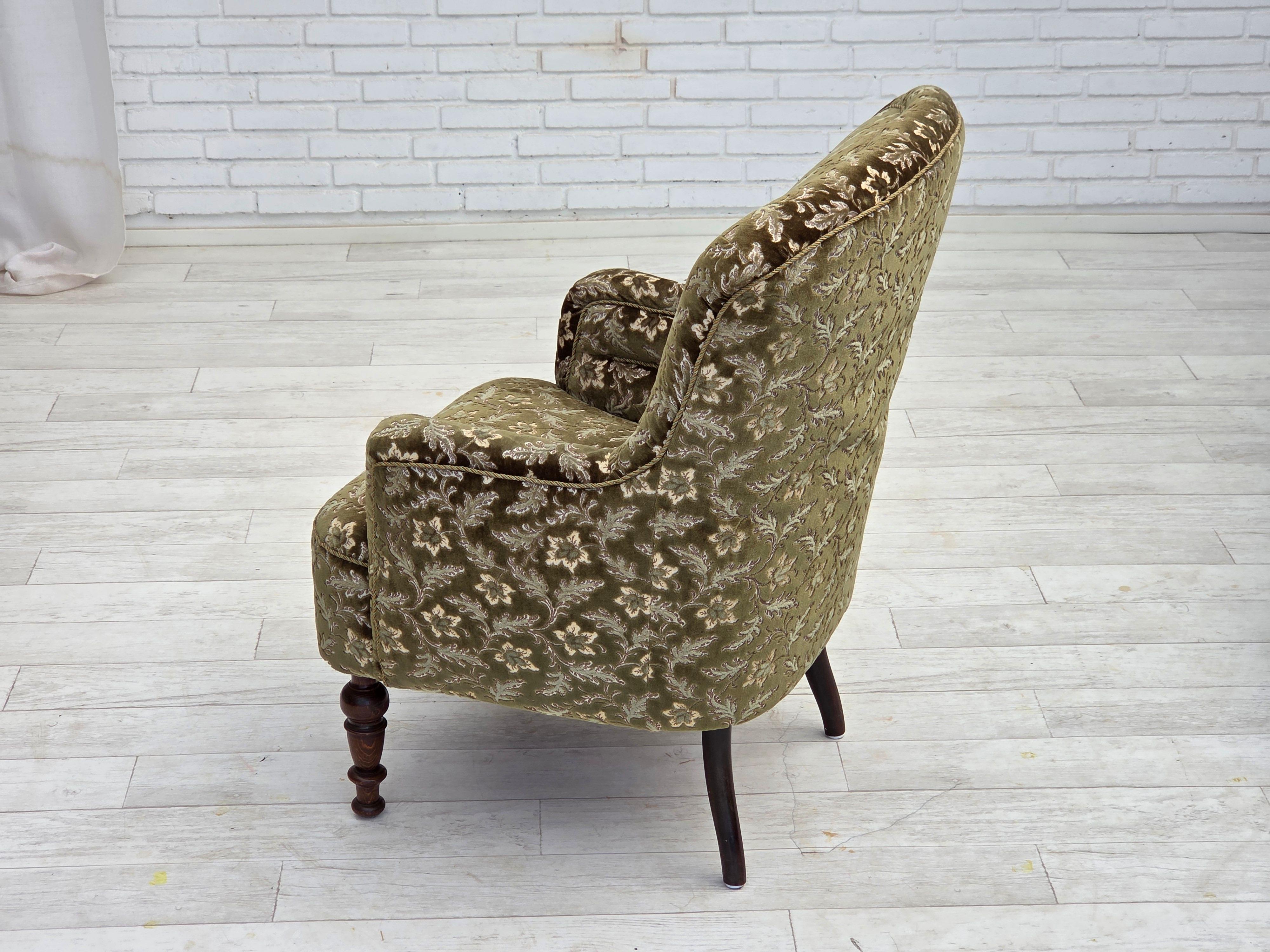 Poltrona danese degli anni '1950, velluto verde da arredamento, gambe in legno di frassino. in vendita 5