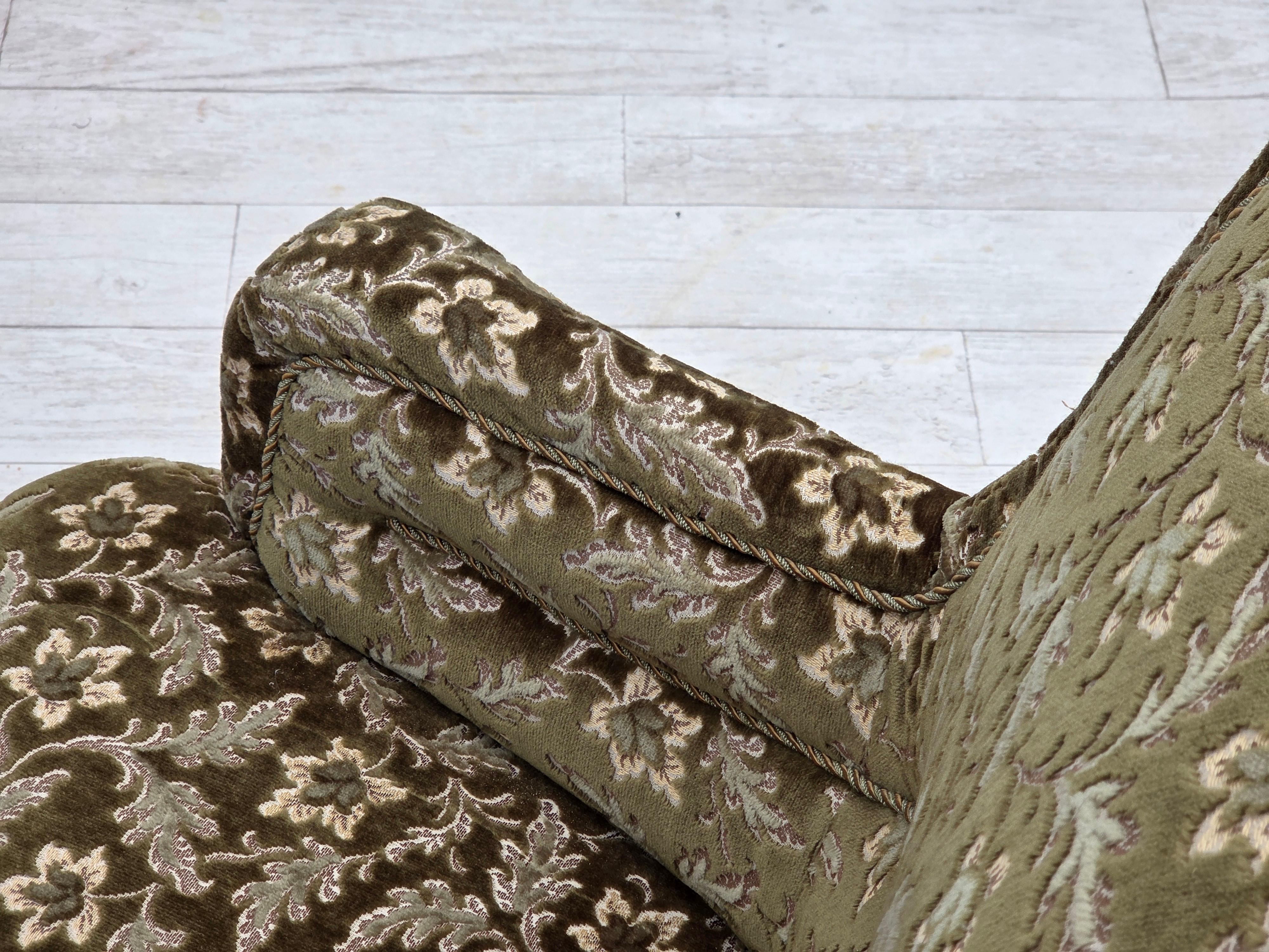 Poltrona danese degli anni '1950, velluto verde da arredamento, gambe in legno di frassino. in vendita 11