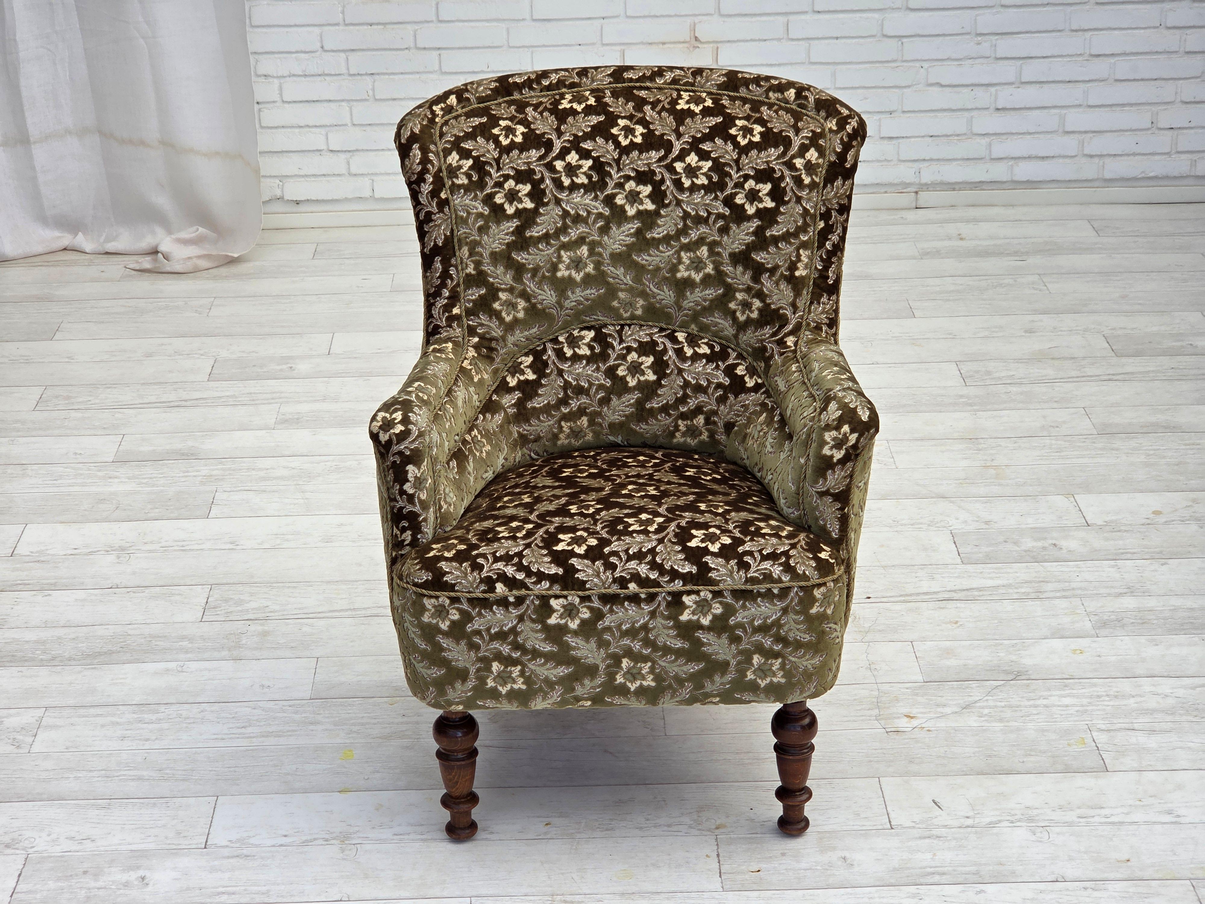  Anni '50, Poltrona danese. Velluto da arredamento verde, gambe in legno di frassino, molle nella seduta. La sedia è stata tappezzata da un artigiano circa 15 anni fa. Ottime condizioni: nessun odore, nessuna macchia e struttura stabile. Prodotto da