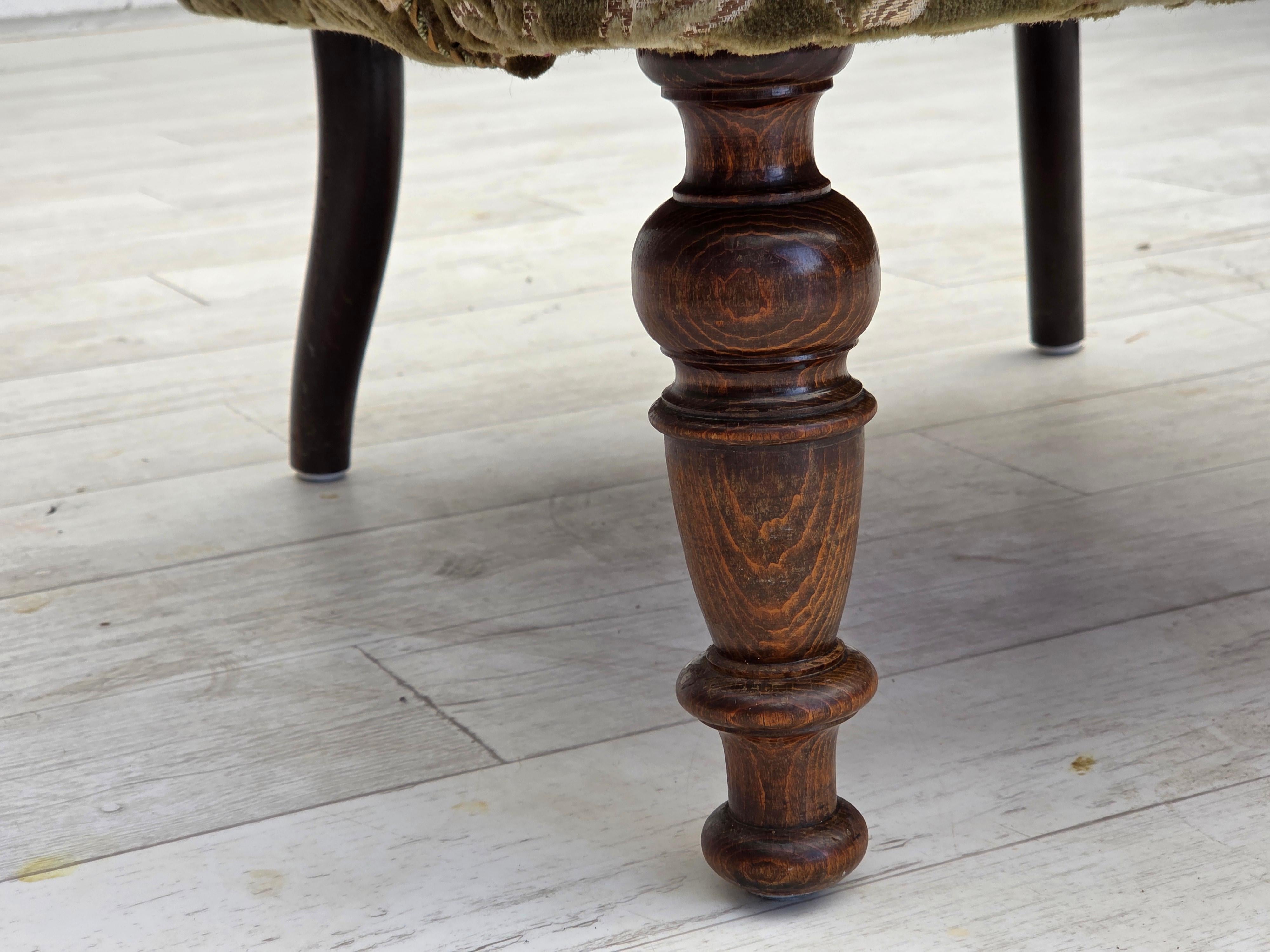 Scandinavo moderno Poltrona danese degli anni '1950, velluto verde da arredamento, gambe in legno di frassino. in vendita