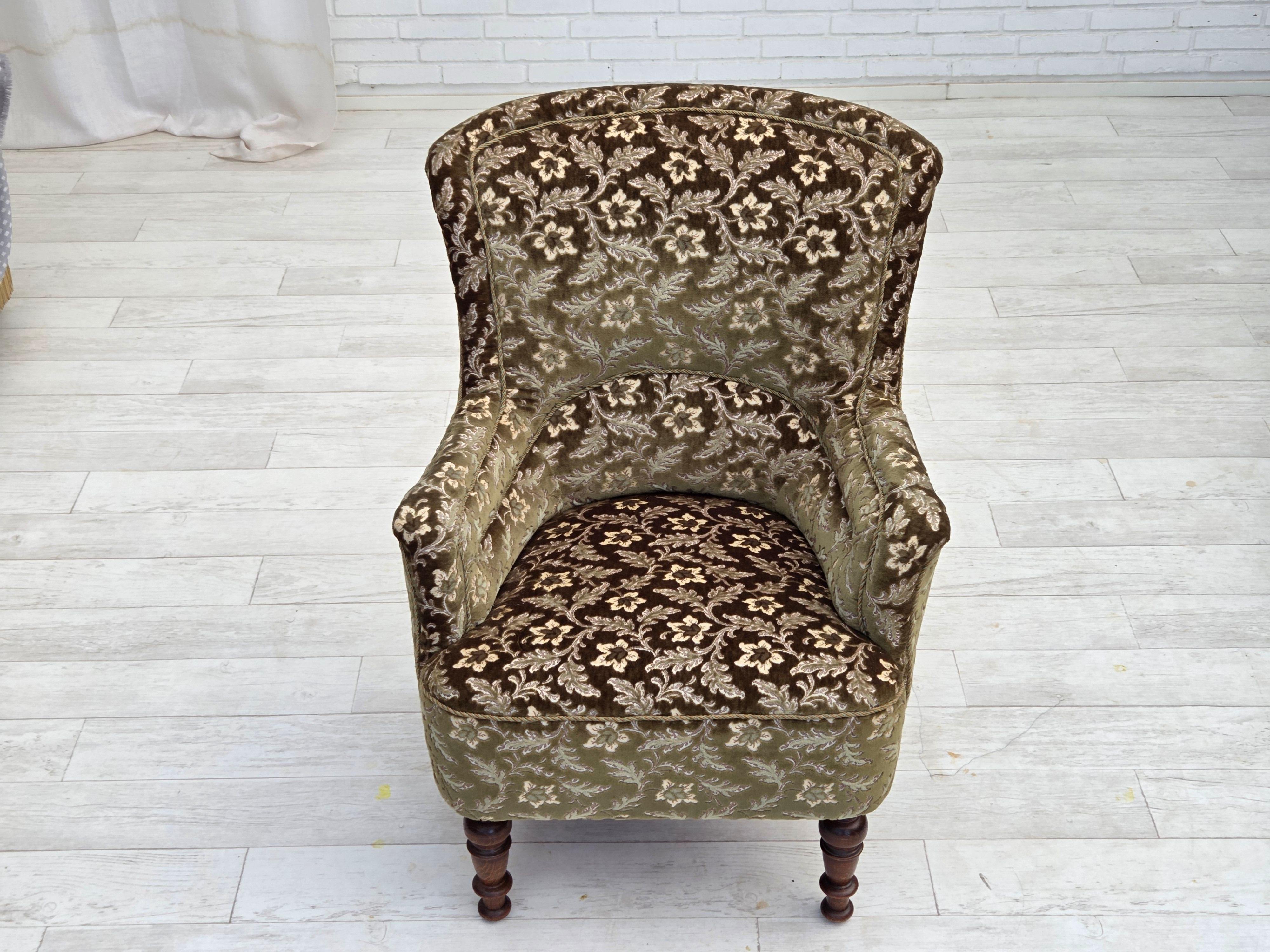 Danese Poltrona danese degli anni '1950, velluto verde da arredamento, gambe in legno di frassino. in vendita