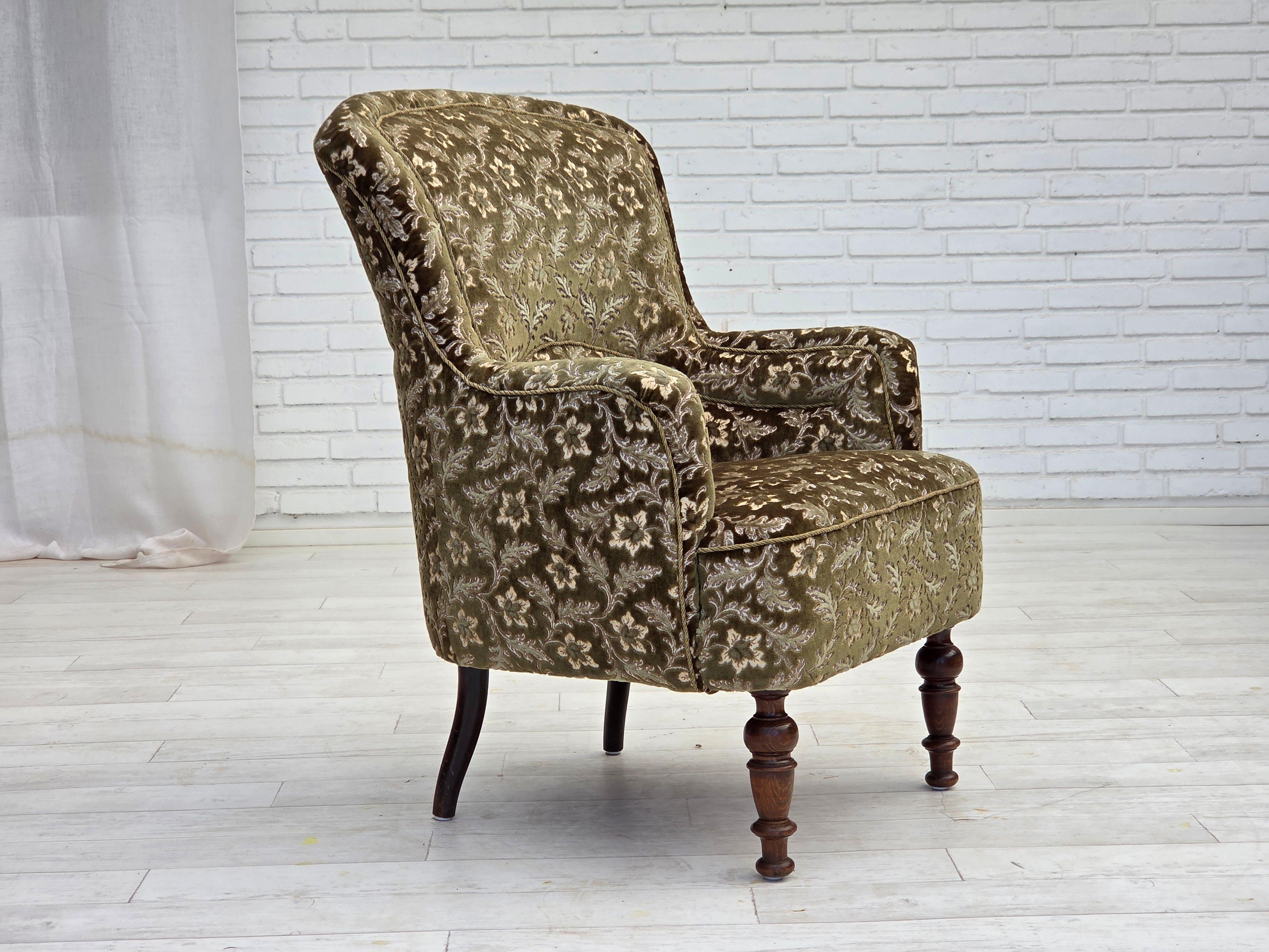Poltrona danese degli anni '1950, velluto verde da arredamento, gambe in legno di frassino. In condizioni buone in vendita a Tarm, 82