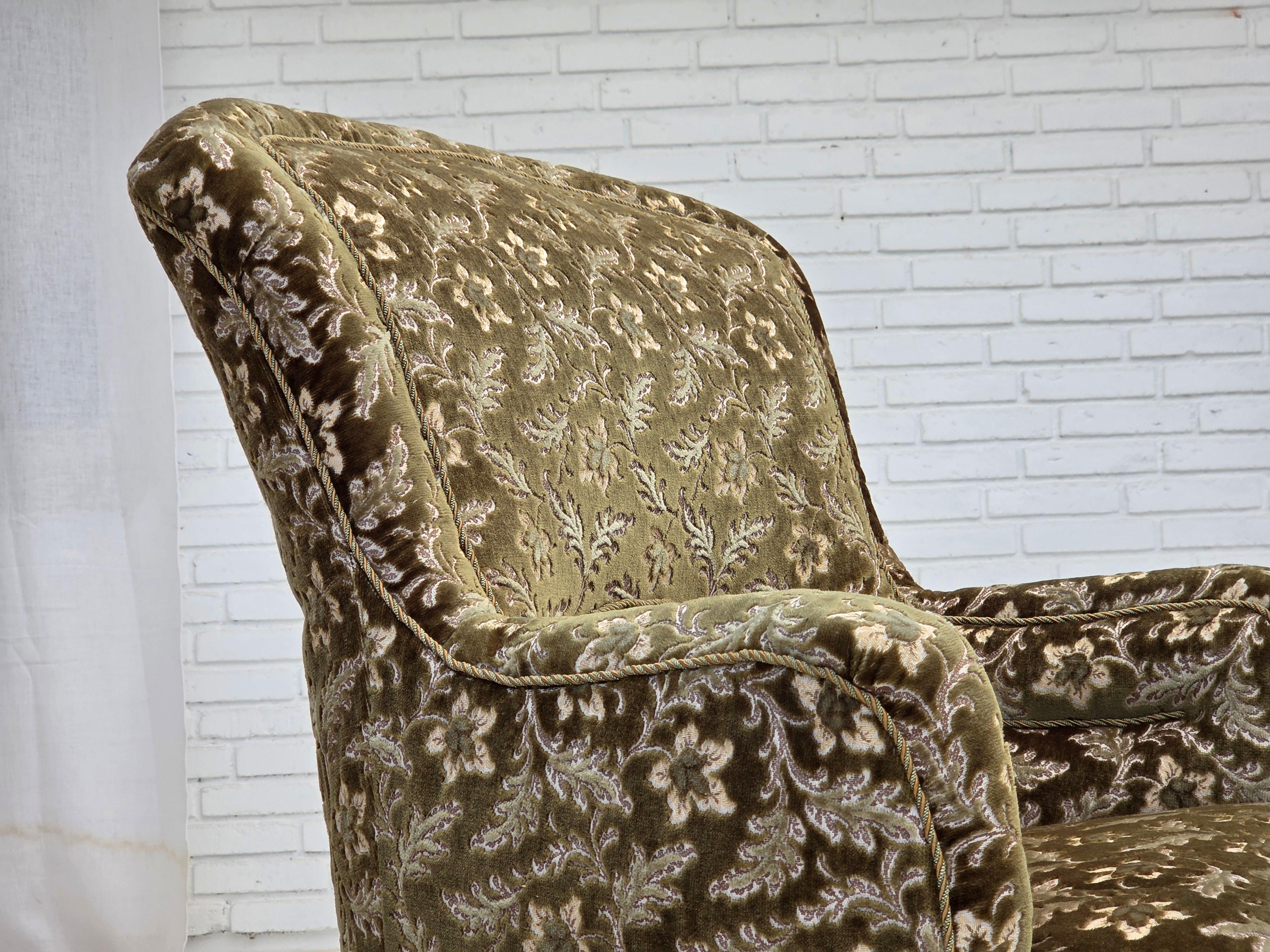 Metà XX secolo Poltrona danese degli anni '1950, velluto verde da arredamento, gambe in legno di frassino. in vendita