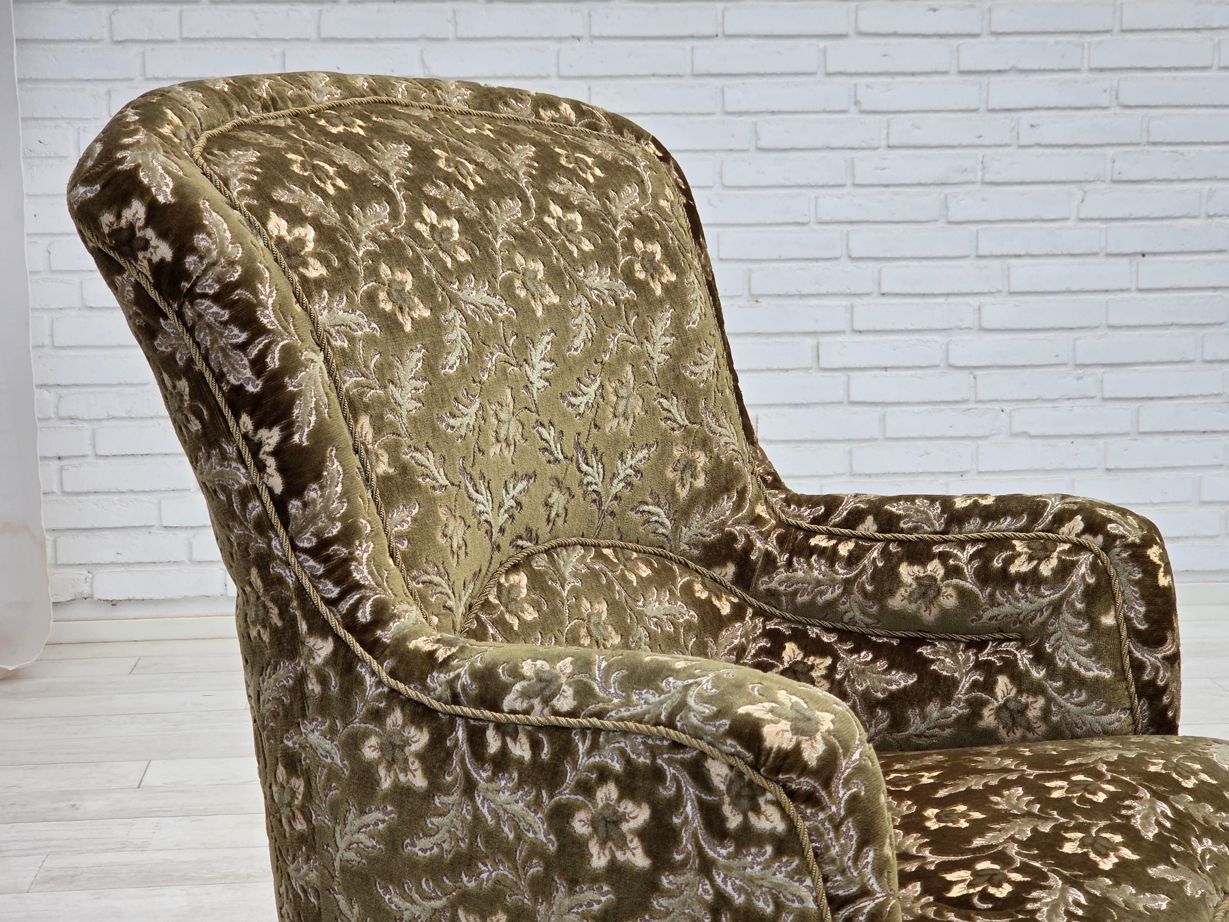 Poltrona danese degli anni '1950, velluto verde da arredamento, gambe in legno di frassino. in vendita 1