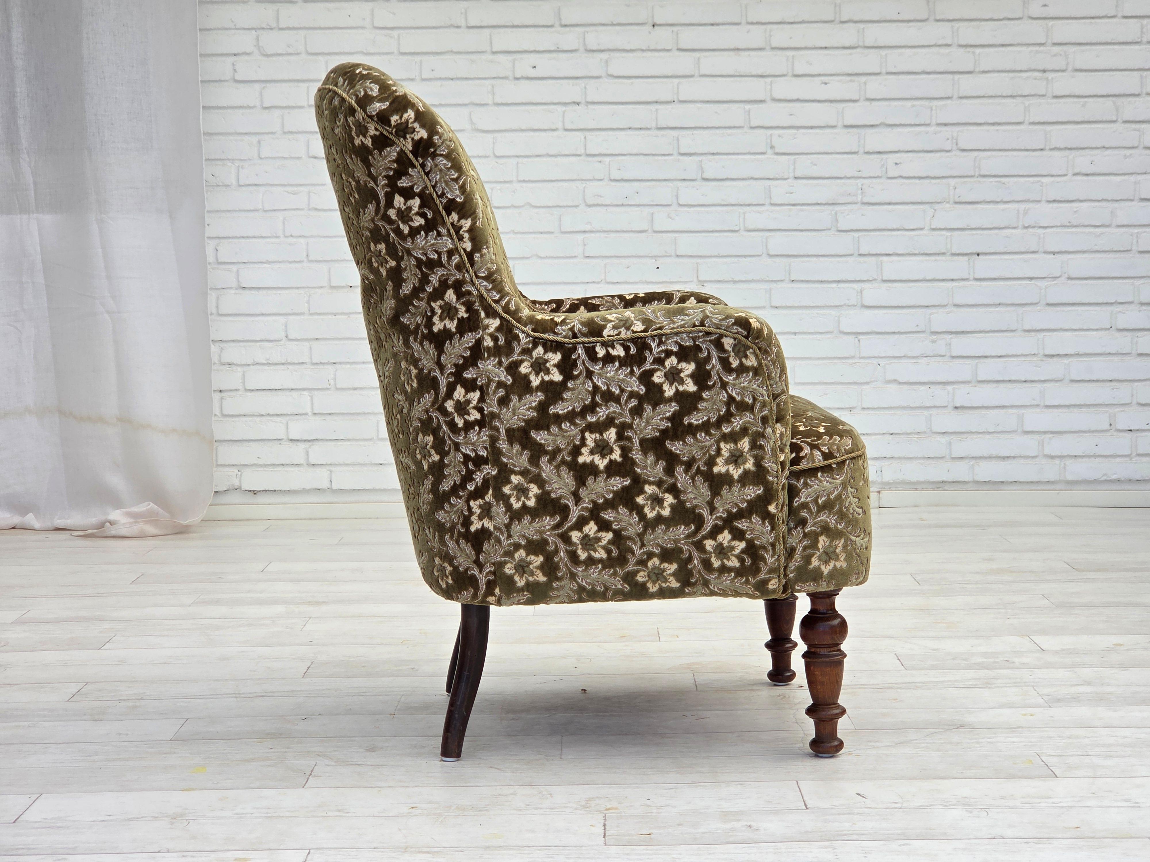 Poltrona danese degli anni '1950, velluto verde da arredamento, gambe in legno di frassino. in vendita 2