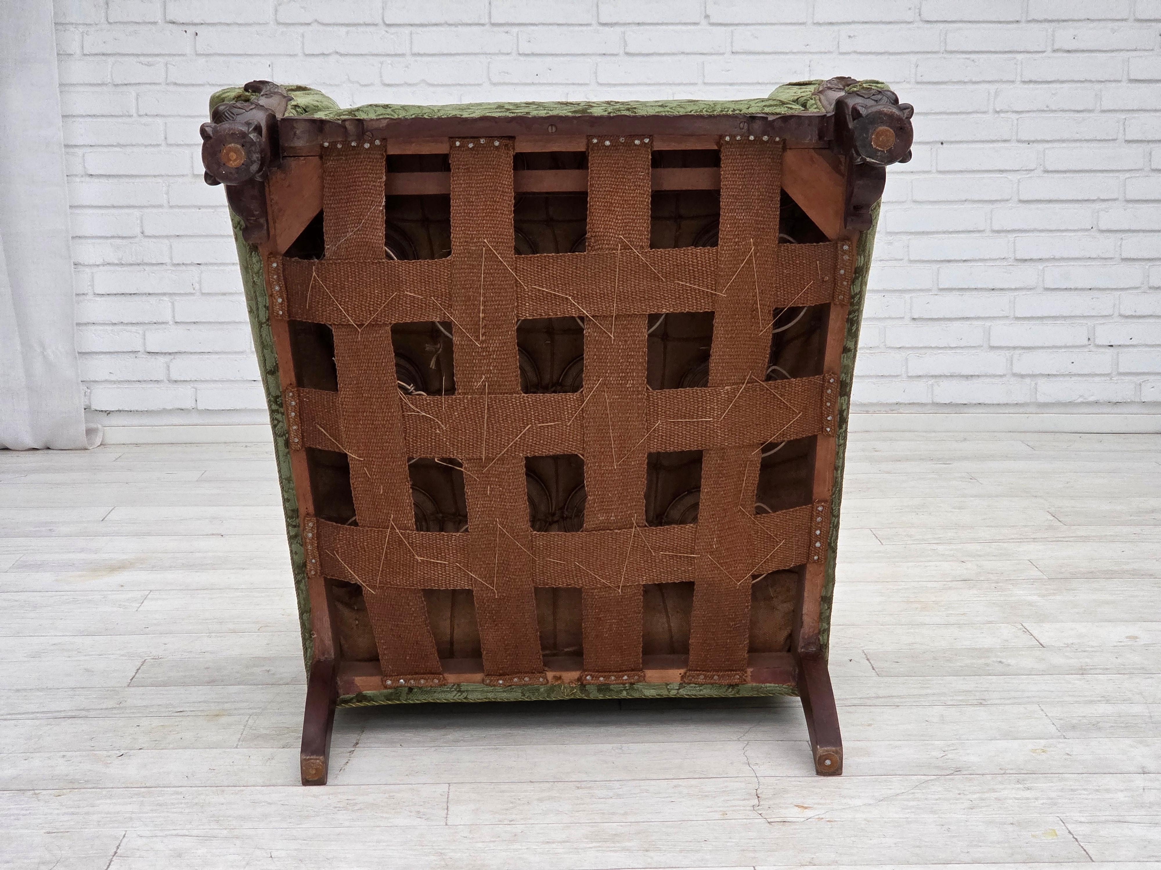Años 1950, sillón danés, muebles de terciopelo verde, madera de roble tallada. en venta 4