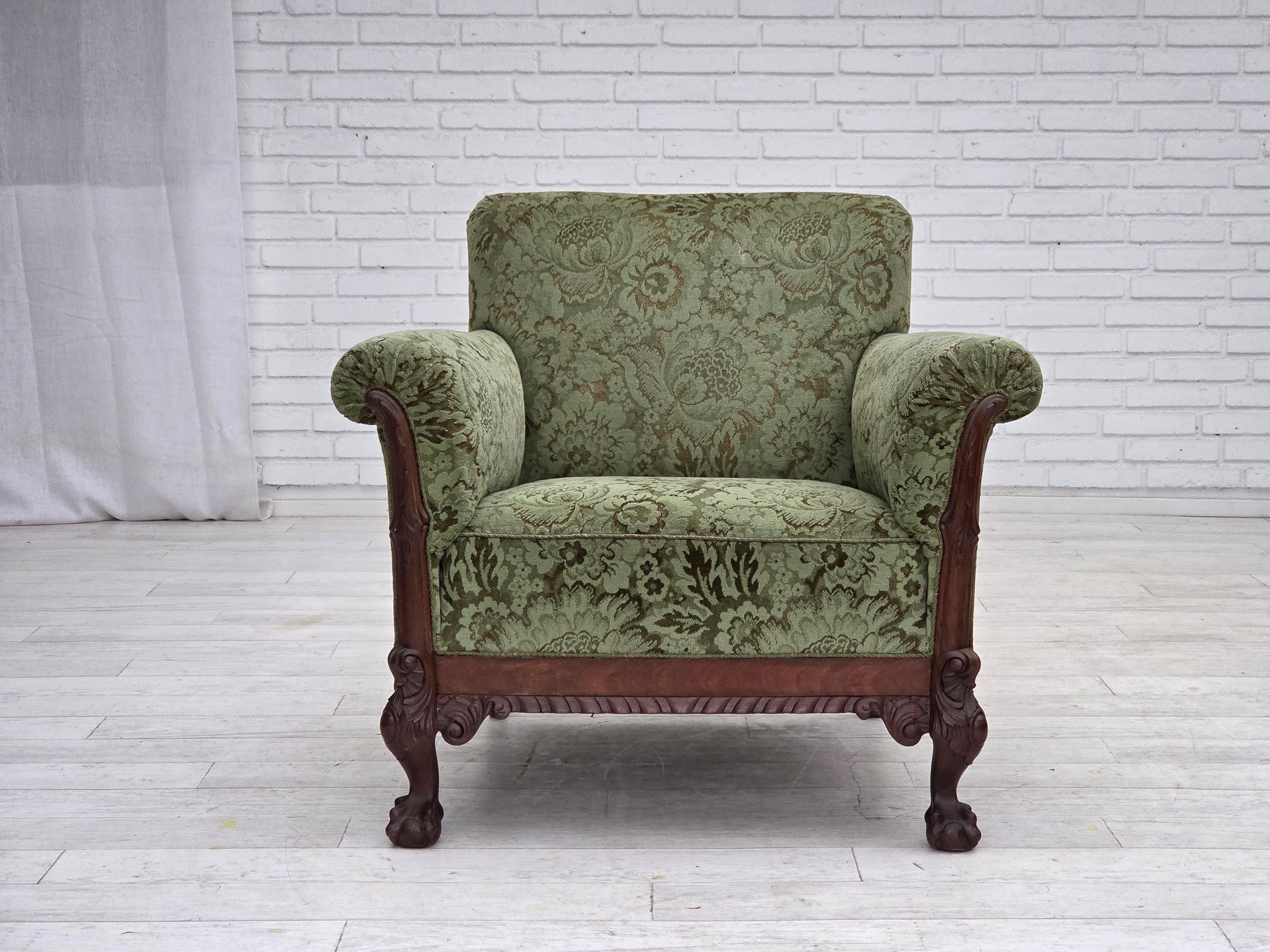 Años 50, Sillón danés. Muebles de terciopelo verde, madera de roble tallada, muelles de latón en el asiento. La silla fue retapizada por un artesano hace unos 15 años. Muy buen estado: sin olores, sin manchas y construcción estable. Fabricado por un