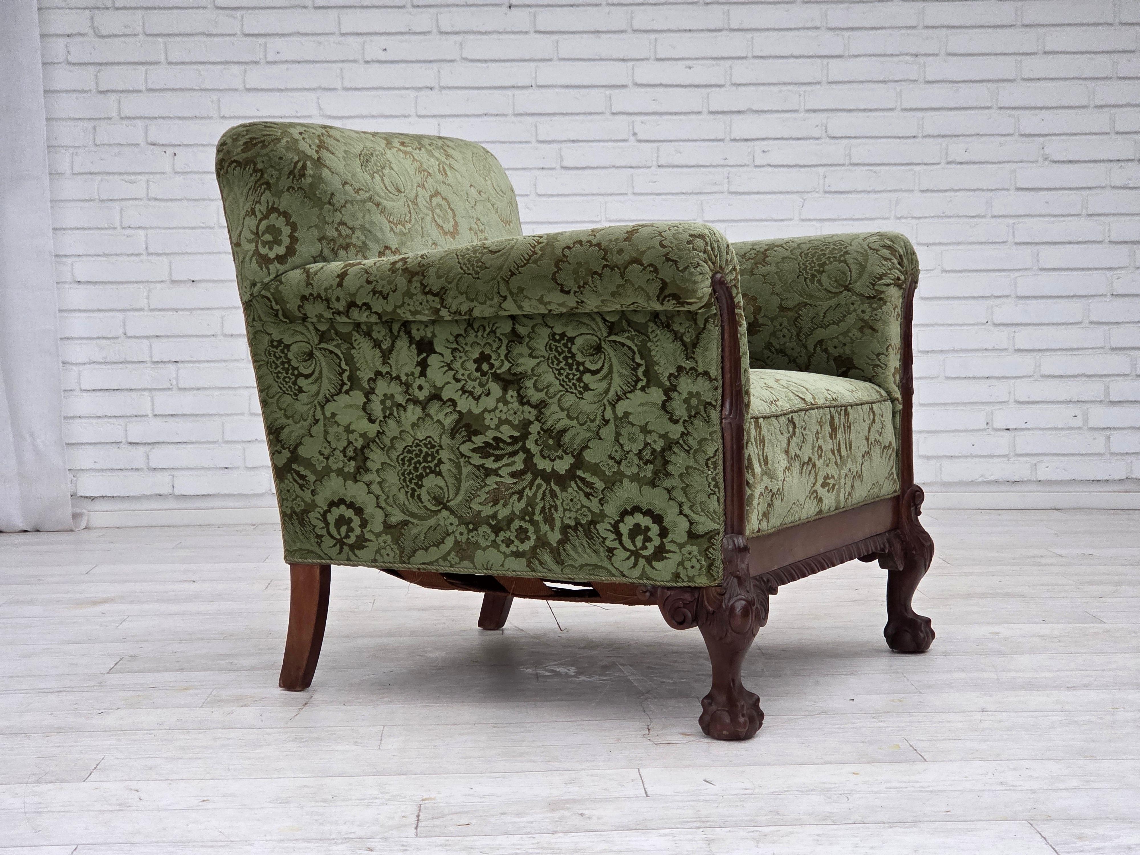 Años 1950, sillón danés, muebles de terciopelo verde, madera de roble tallada. Escandinavo moderno en venta