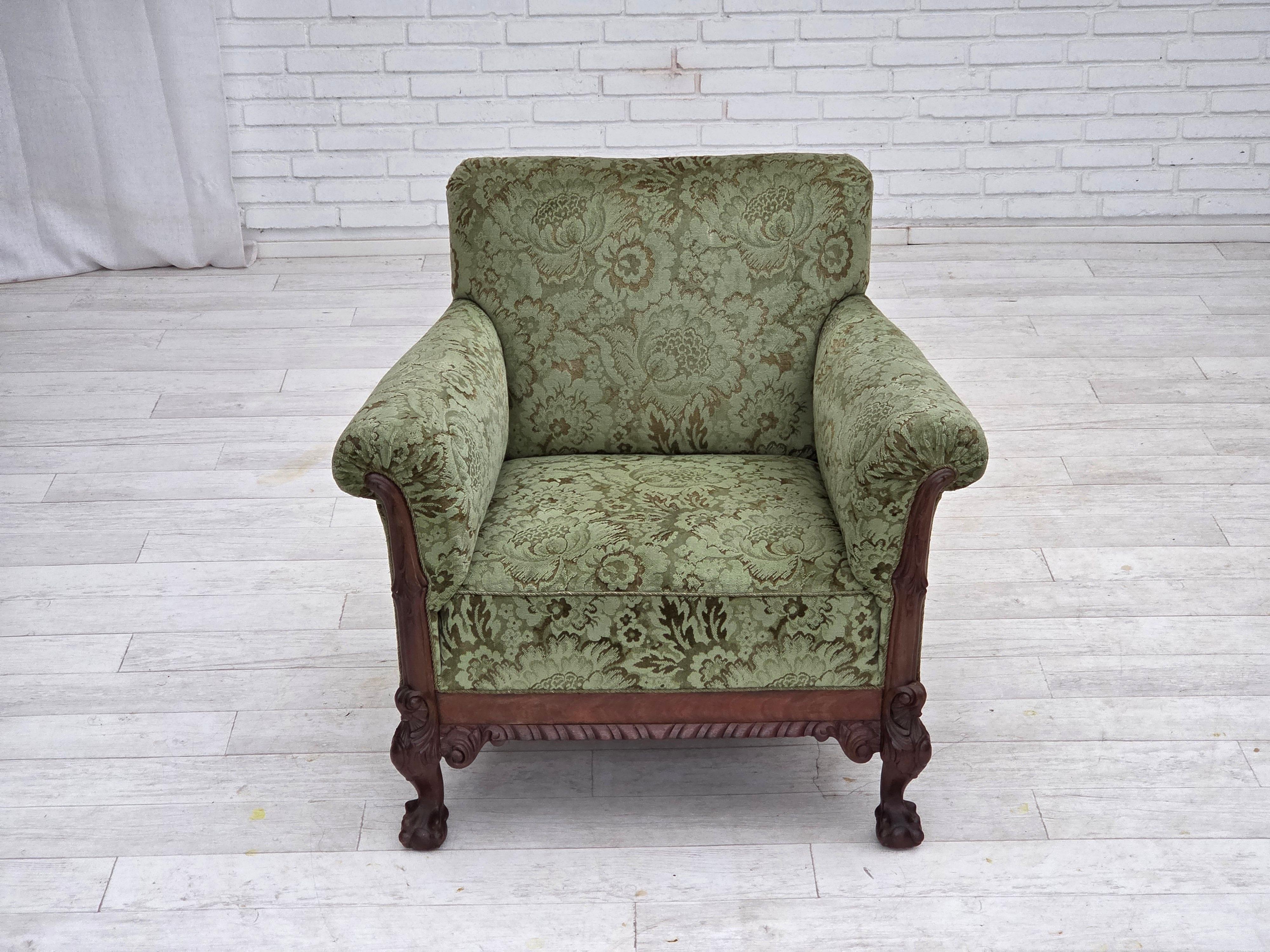 Años 1950, sillón danés, muebles de terciopelo verde, madera de roble tallada. Danés en venta