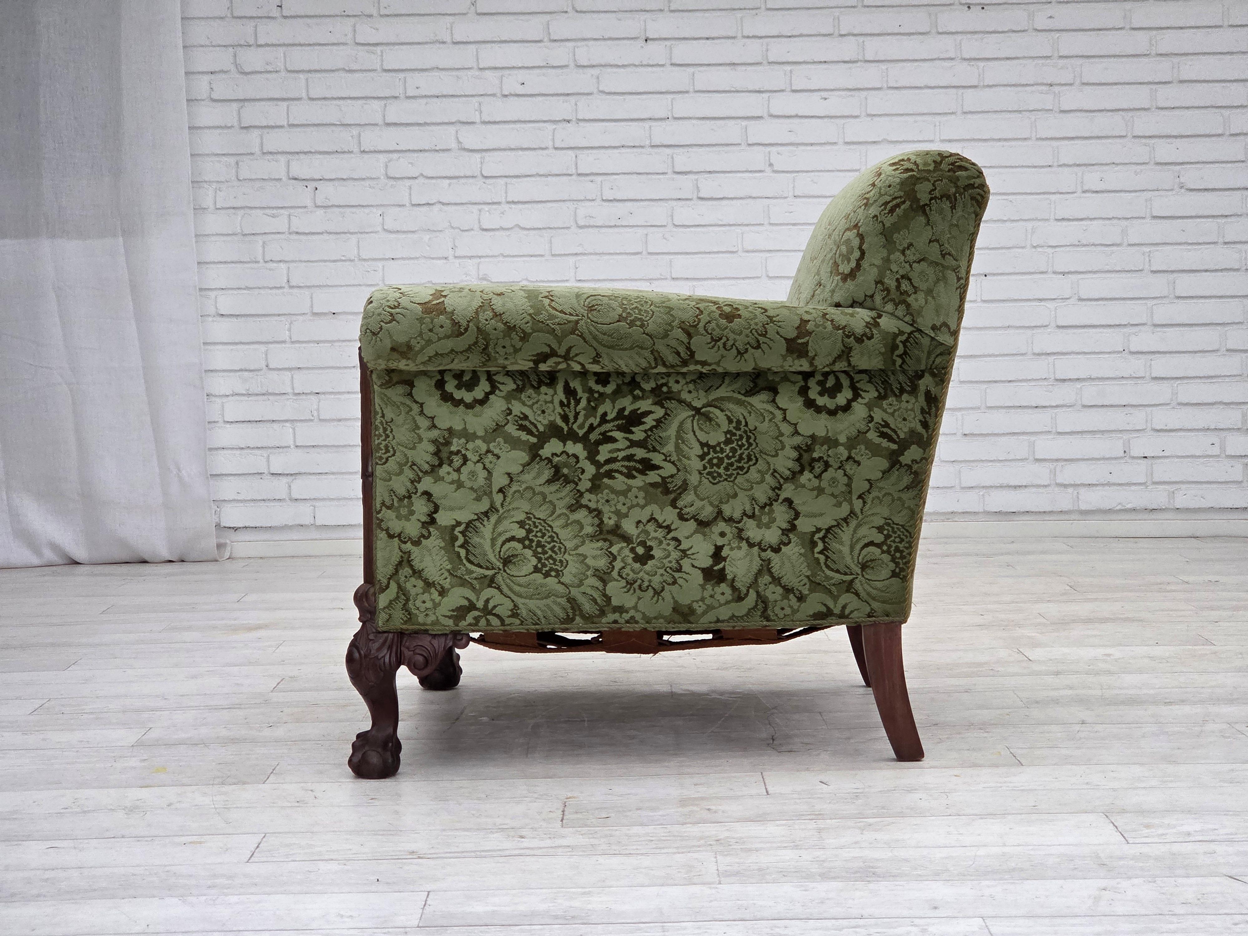 Años 1950, sillón danés, muebles de terciopelo verde, madera de roble tallada. en Bueno estado para la venta en Tarm, 82