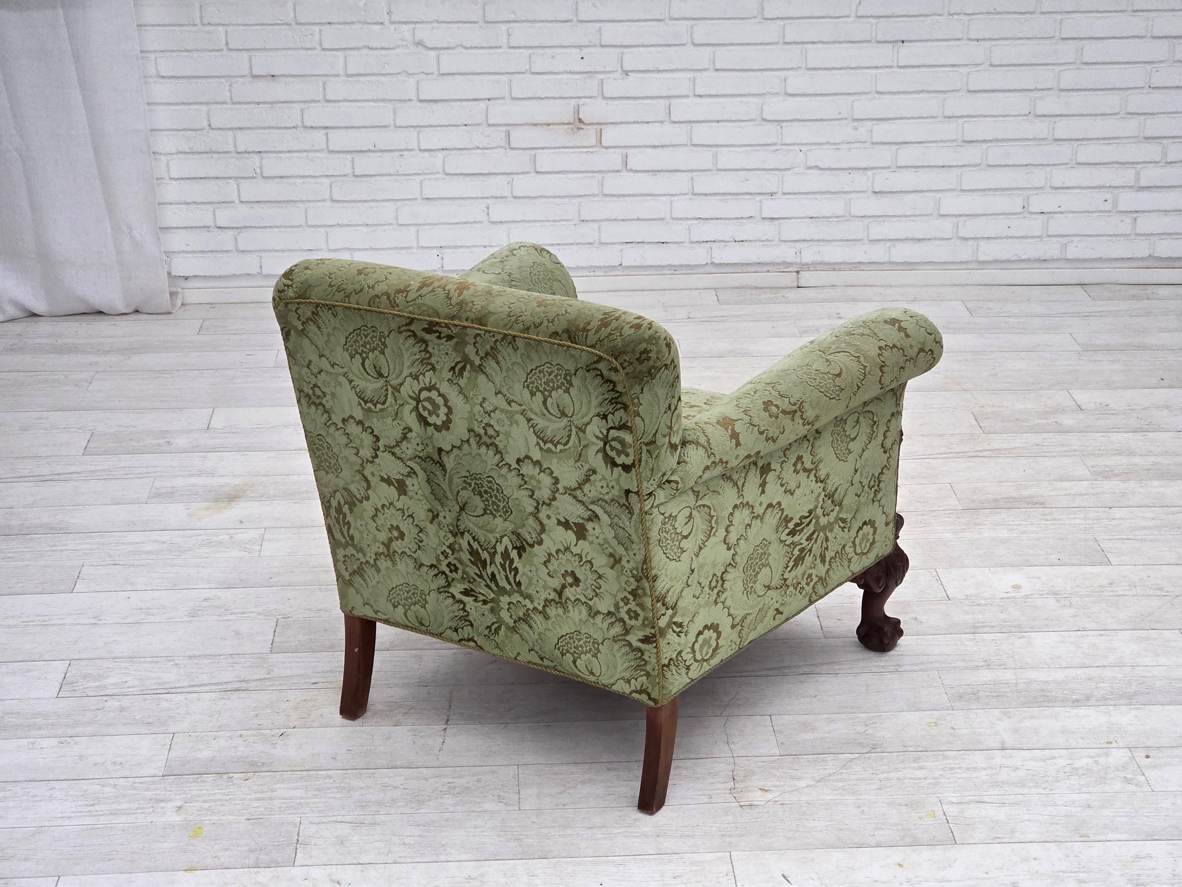 Años 1950, sillón danés, muebles de terciopelo verde, madera de roble tallada. Terciopelo en venta