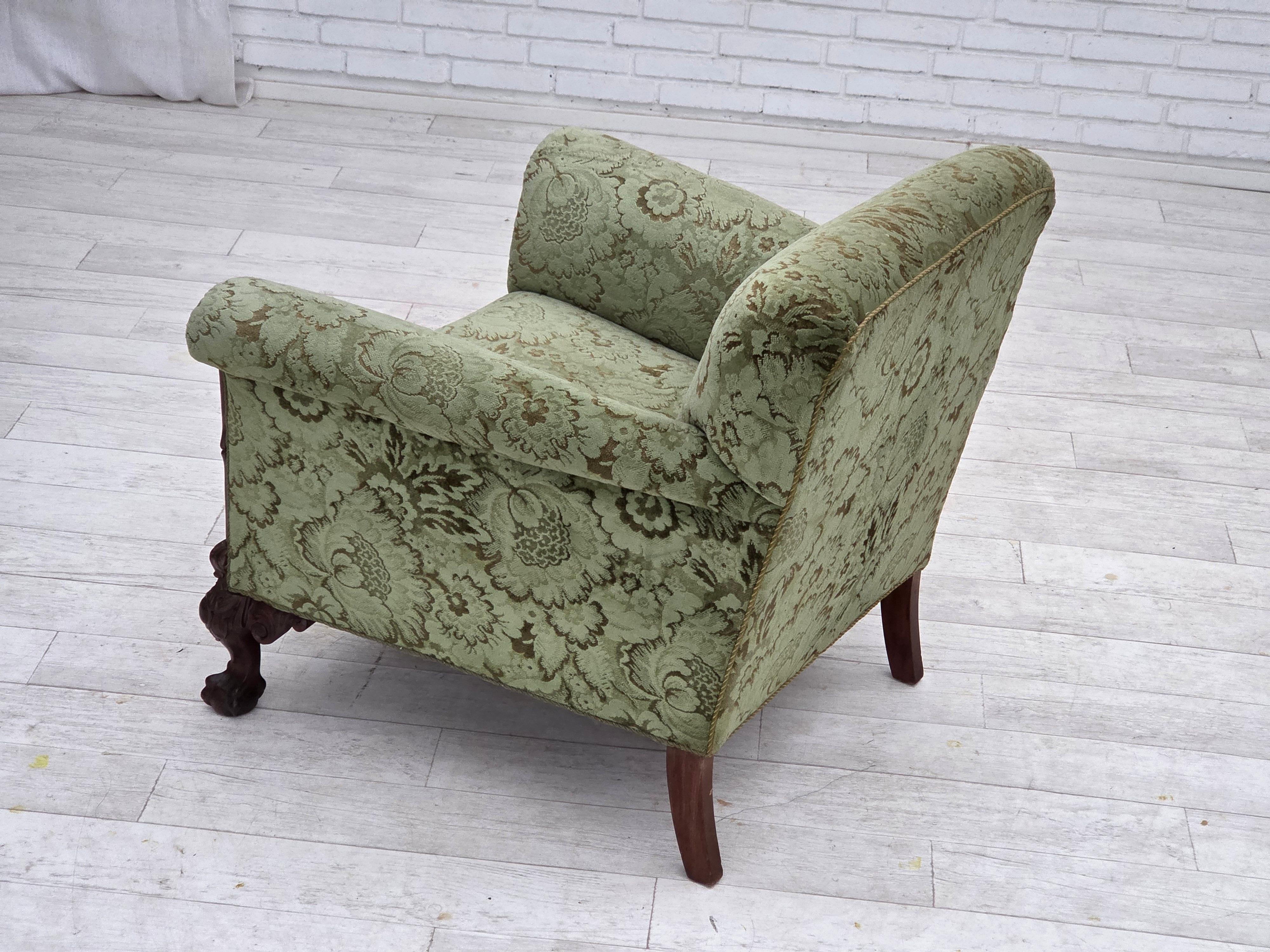 Años 1950, sillón danés, muebles de terciopelo verde, madera de roble tallada. en venta 1