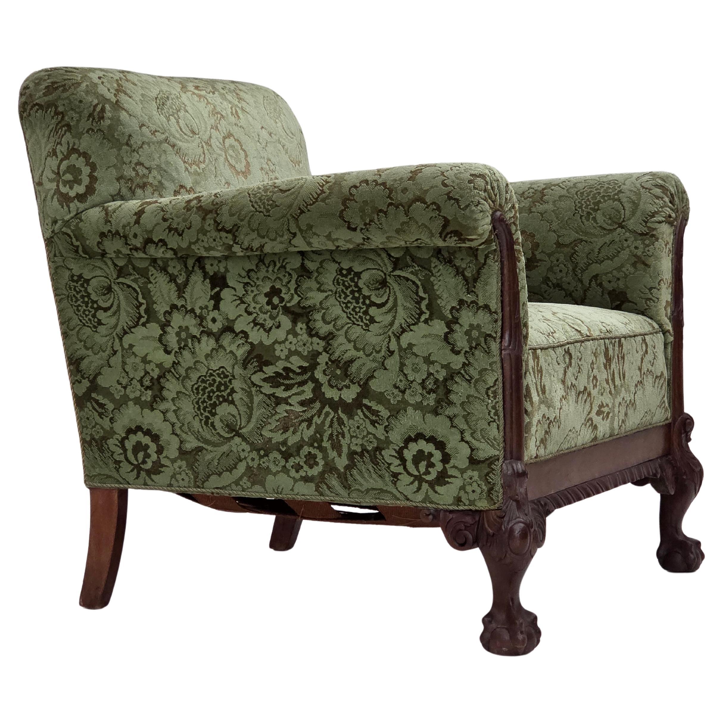 Años 1950, sillón danés, muebles de terciopelo verde, madera de roble tallada.