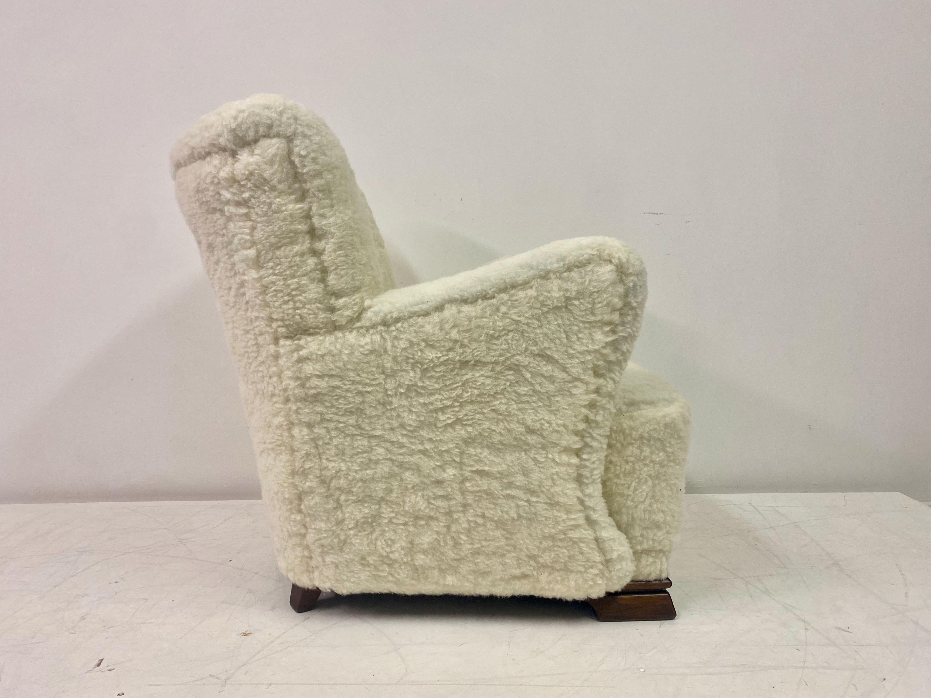 Fauteuil danois des années 1950 en laine d'agneau en vente 3