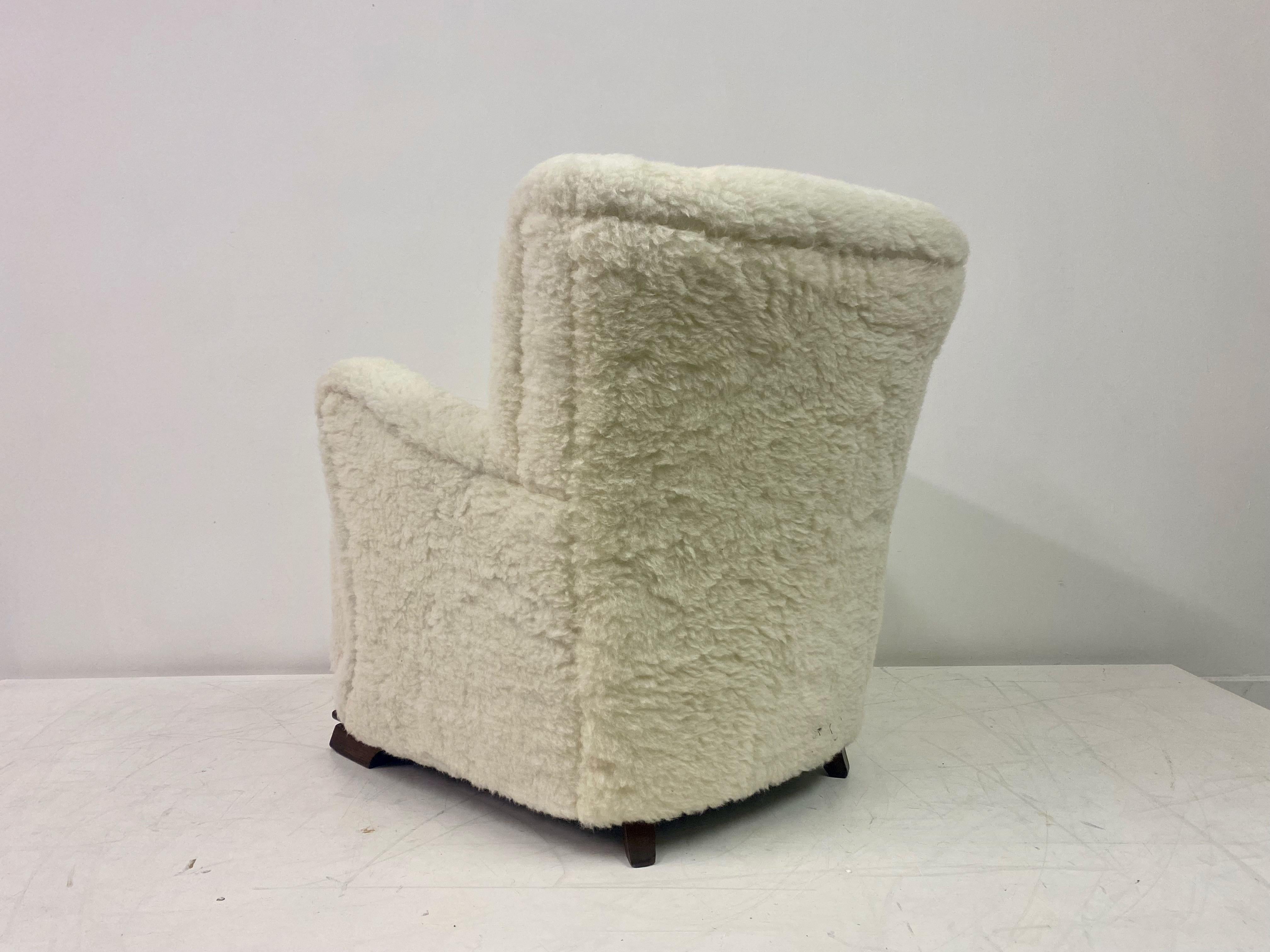 Laine Fauteuil danois des années 1950 en laine d'agneau en vente