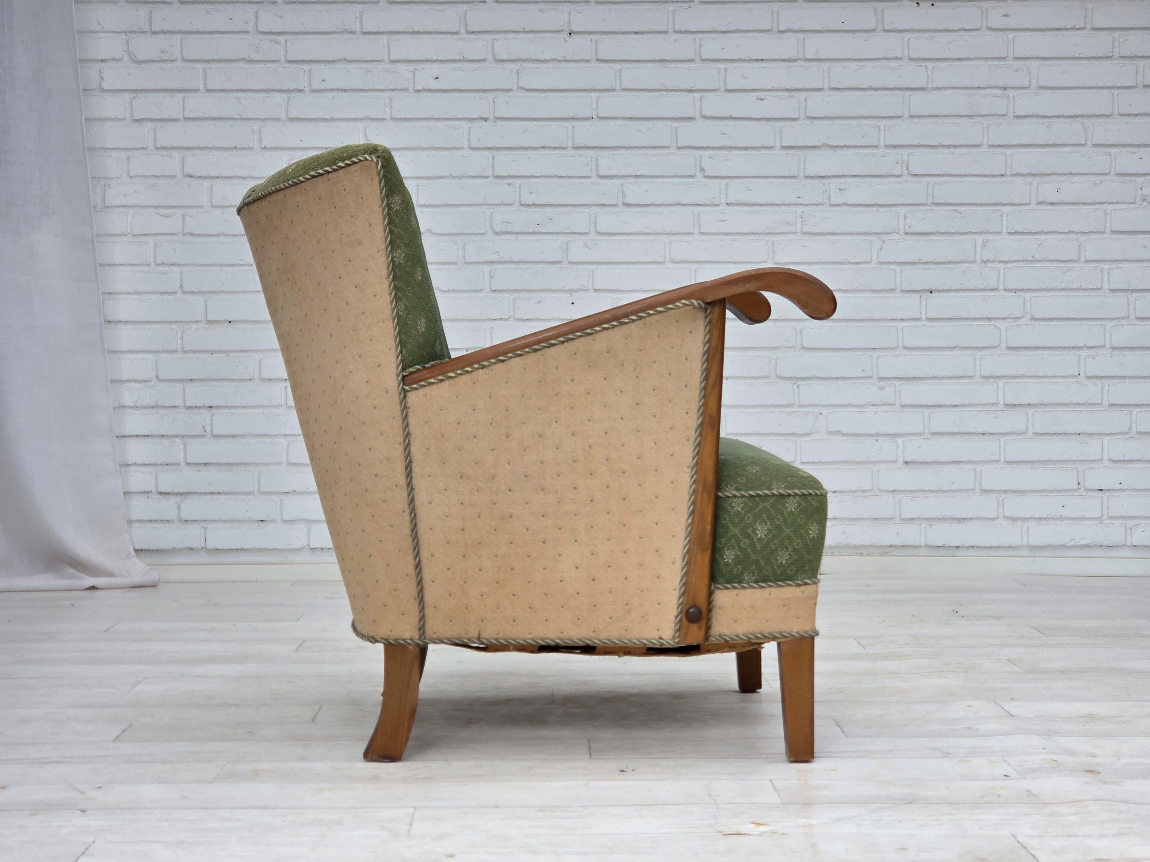 1950s, Danish armchair, original green/beige furniture wool fabric, oak wood. For Sale 4