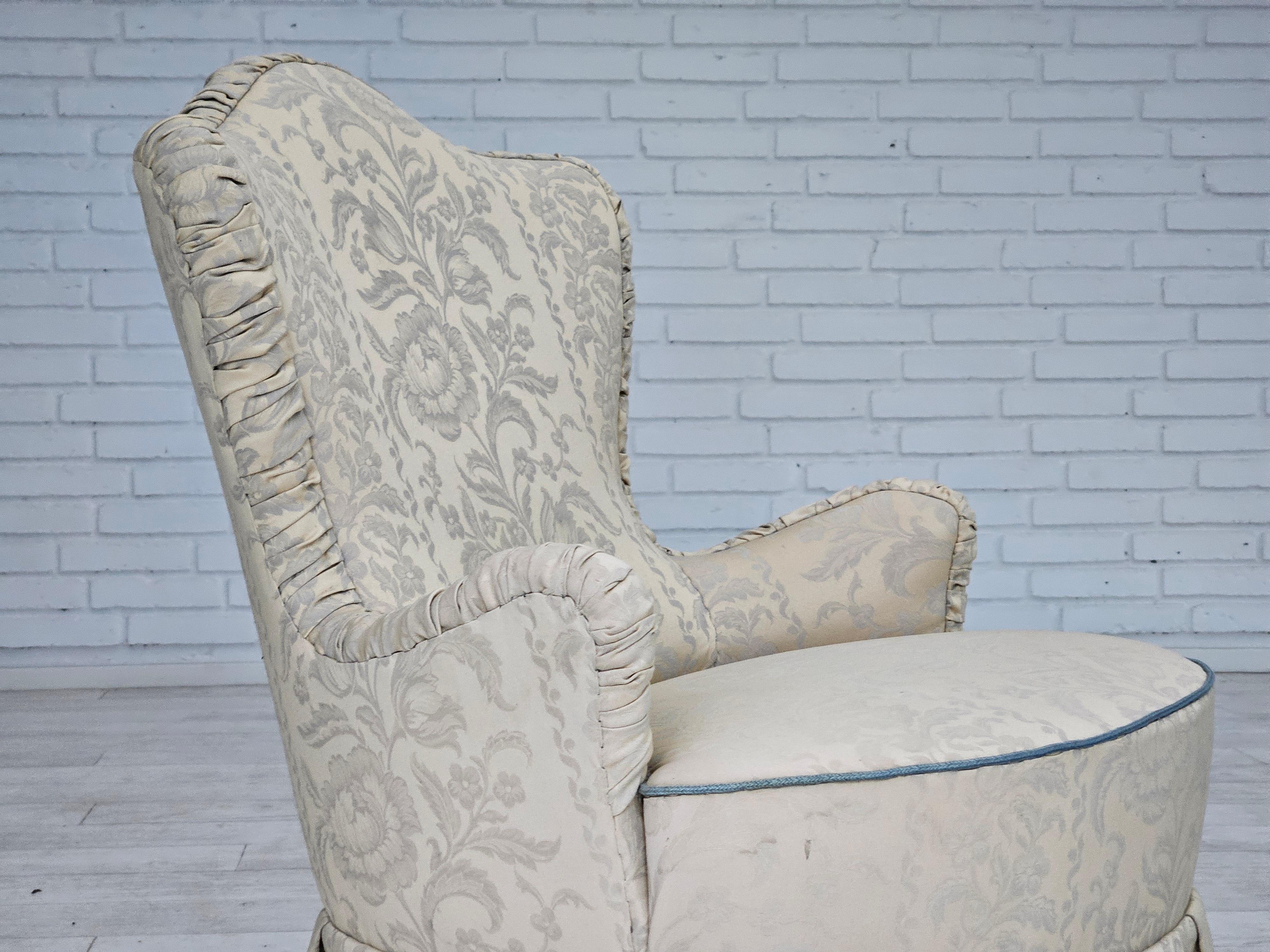 Danois 1950s, fauteuil Whiting, reupholstered, creamy/white floral fabric. en vente