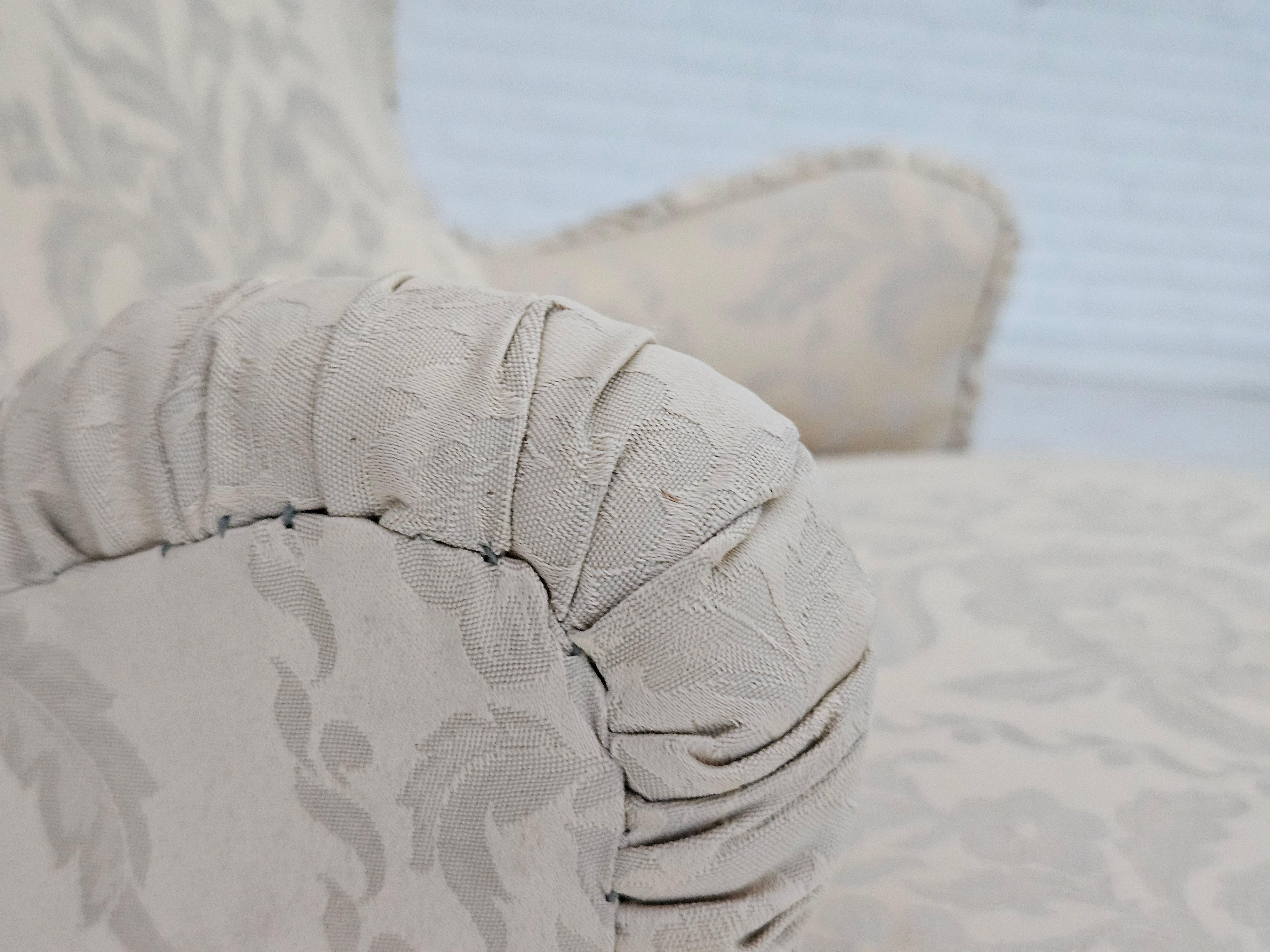 Tissu 1950s, fauteuil Whiting, reupholstered, creamy/white floral fabric. en vente