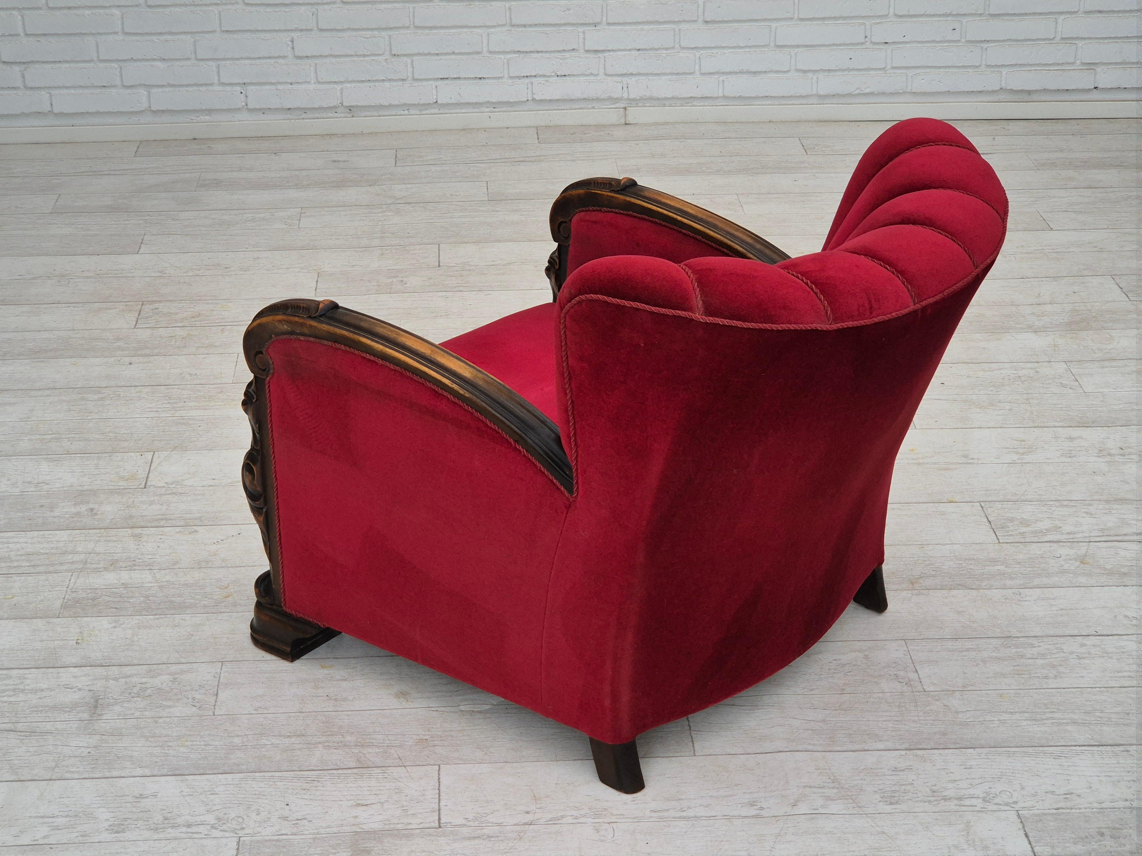 Años 50, sillón danés con reposapiés, muebles de terciopelo, madera de fresno. en venta 2