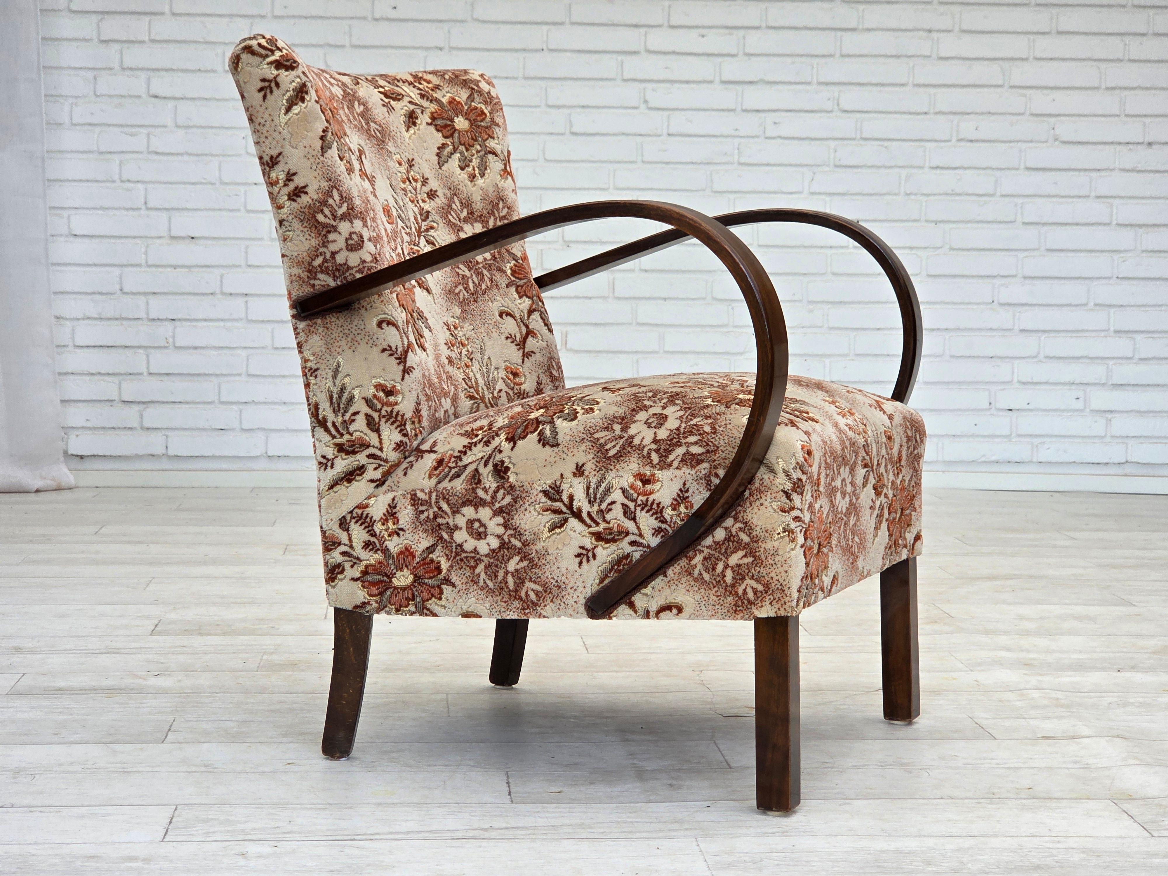 1950er Jahre, Dänischer Artdeco-Sessel. Brauner Multicolor-Möbelvelours, Buchenholz, Federn im Sitz. Der Stuhl wurde vor etwa 10 Jahren von einem Handwerker neu gepolstert. Sehr guter Zustand: keine Gerüche, keine Flecken und stabile Konstruktion.