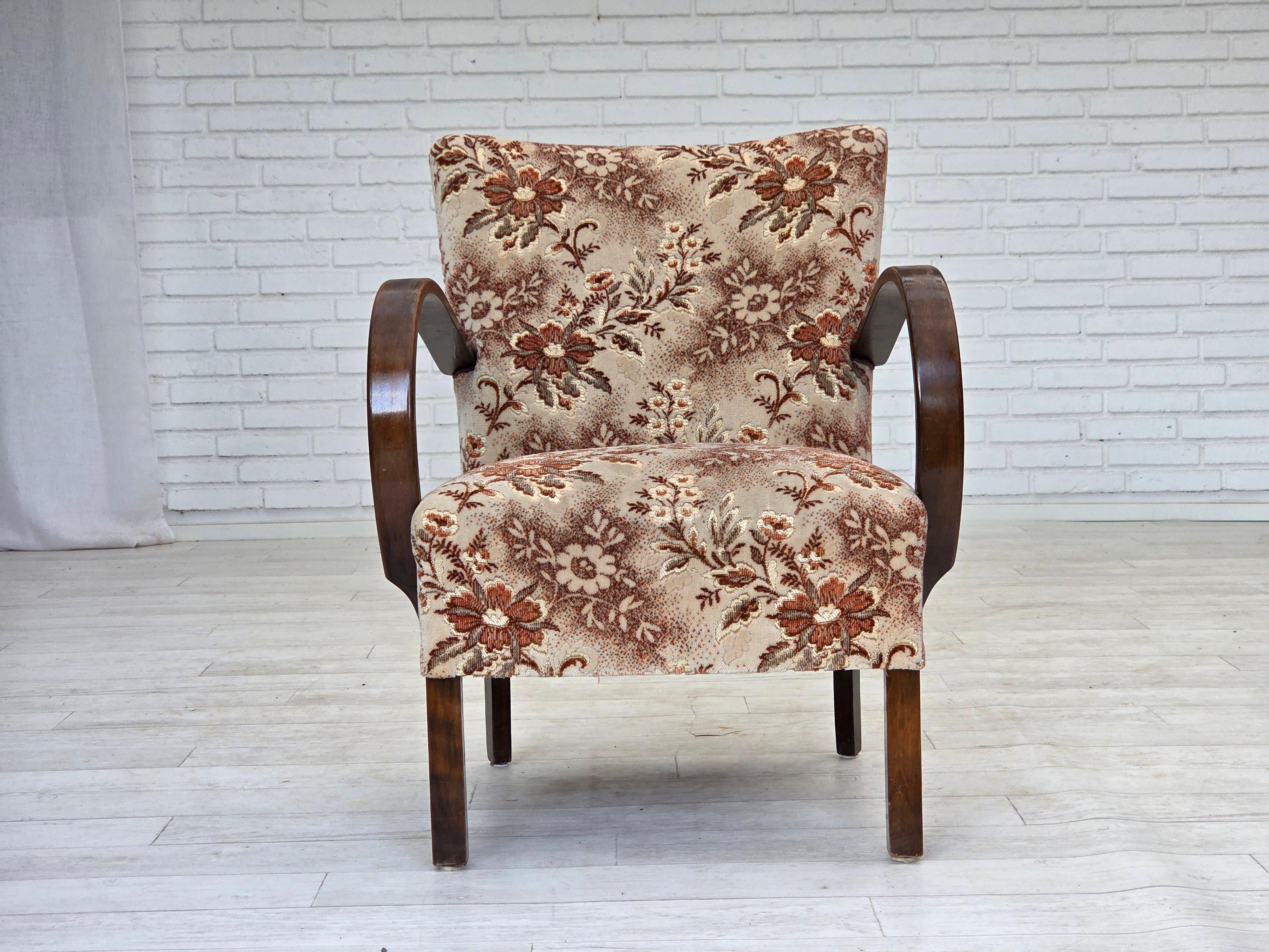 1950er Jahre, dänischer Artdeco-Sessel, Veloursmöbel, Buchenholz, neu gepolstert. (Mitte des 20. Jahrhunderts) im Angebot