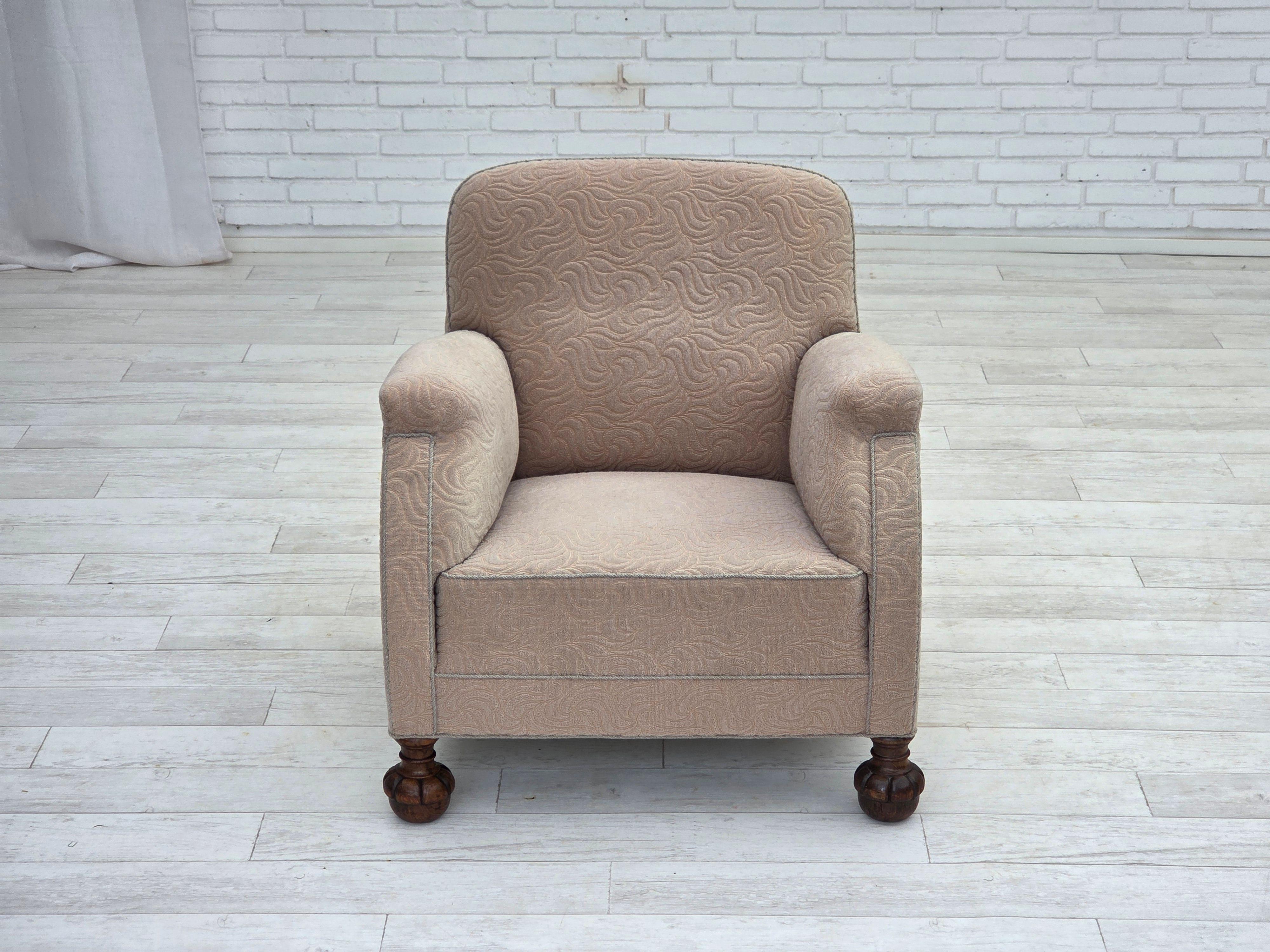 1950s, fauteuil artdeco danois. Laine d'ameublement beige de qualité, pieds en bois de chêne, ressorts en laiton dans l'assise. La chaise a été retapissée par un artisan il y a environ 20 ans. Très bon état : pas d'odeurs, pas de taches et