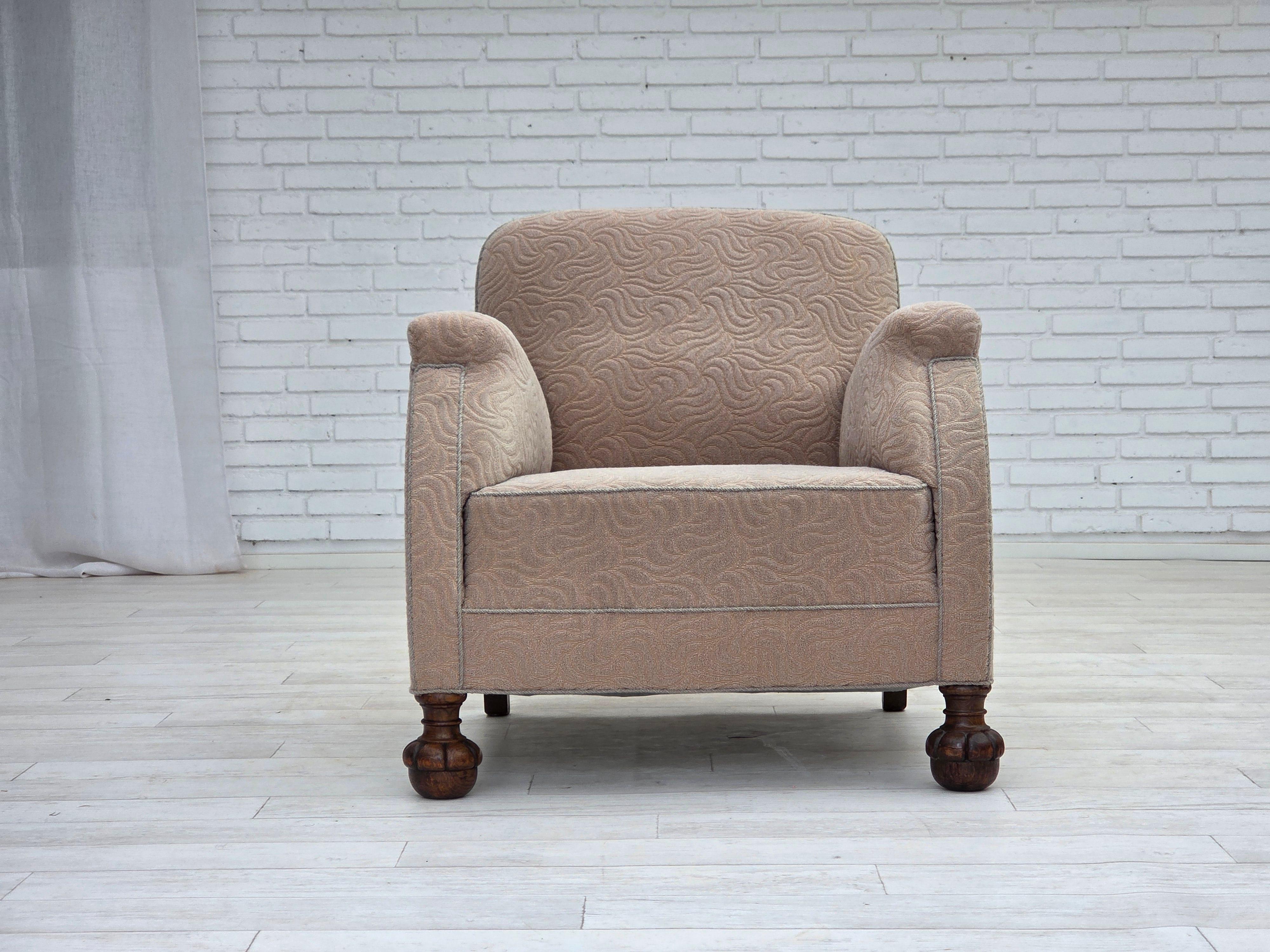Art déco Fauteuil artdeco danois des années 1950, laine d'ameublement beige de qualité, pieds en bois de chêne. en vente
