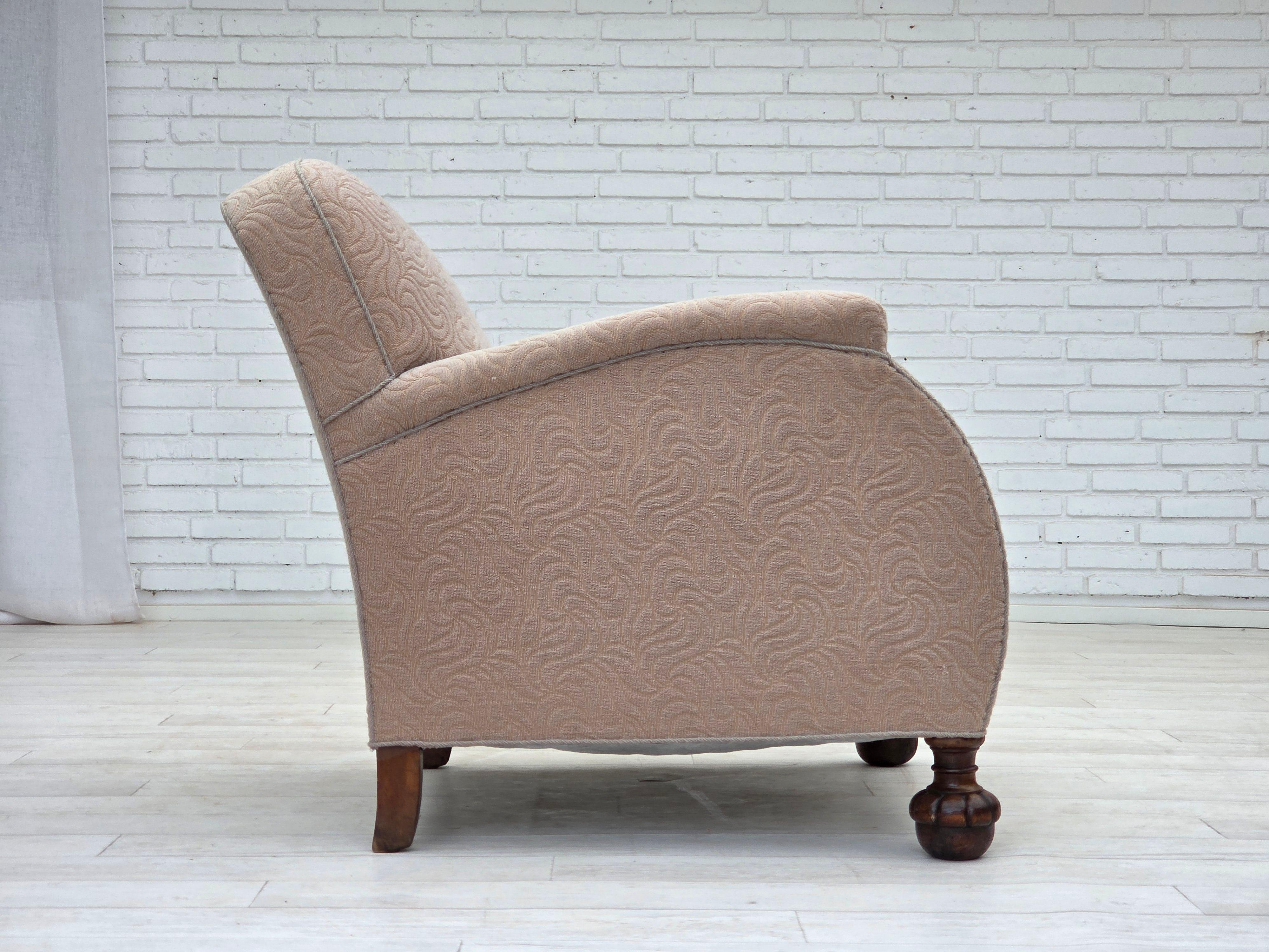 Danois Fauteuil artdeco danois des années 1950, laine d'ameublement beige de qualité, pieds en bois de chêne. en vente