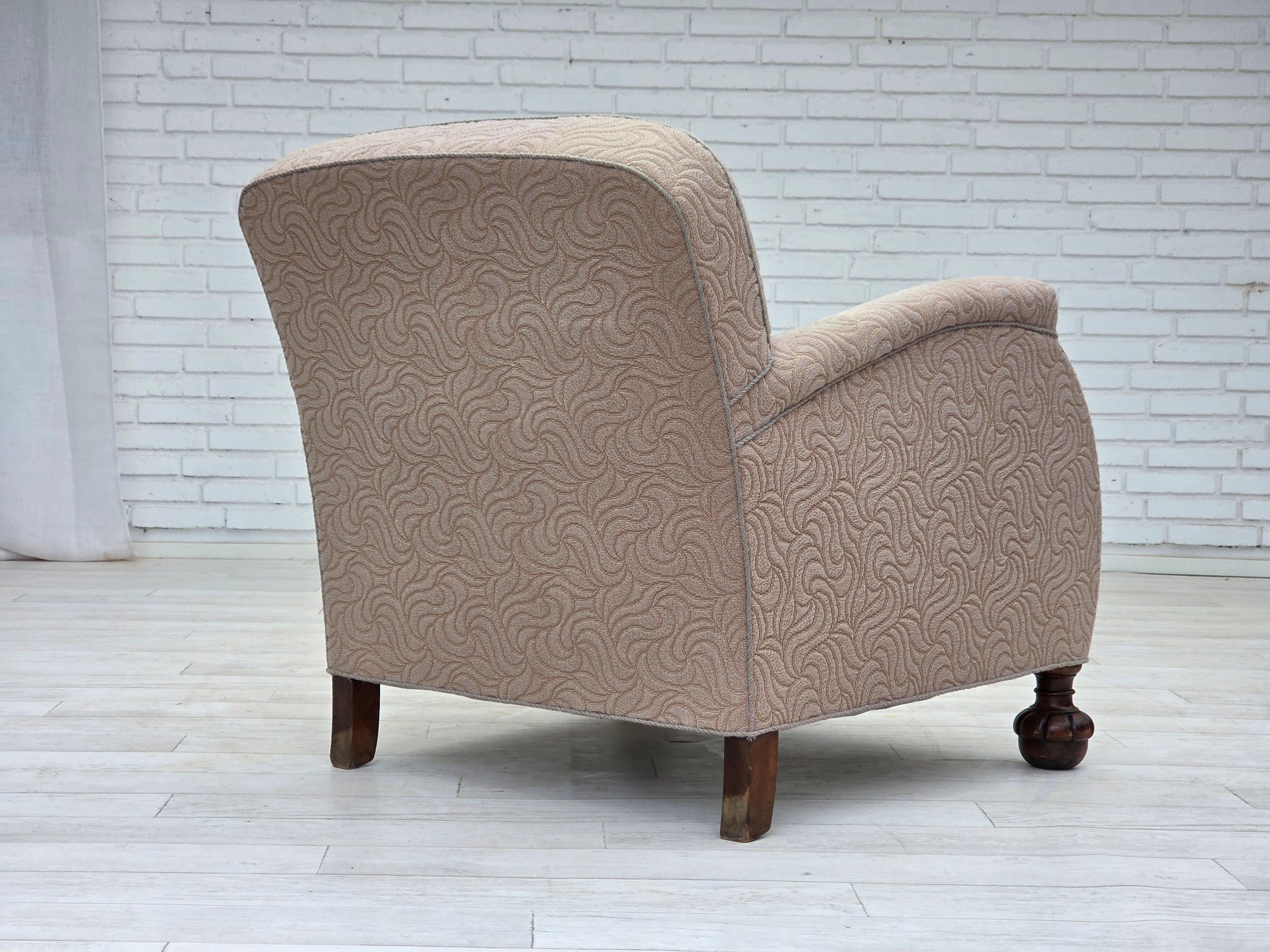 Fauteuil artdeco danois des années 1950, laine d'ameublement beige de qualité, pieds en bois de chêne. Bon état - En vente à Tarm, 82
