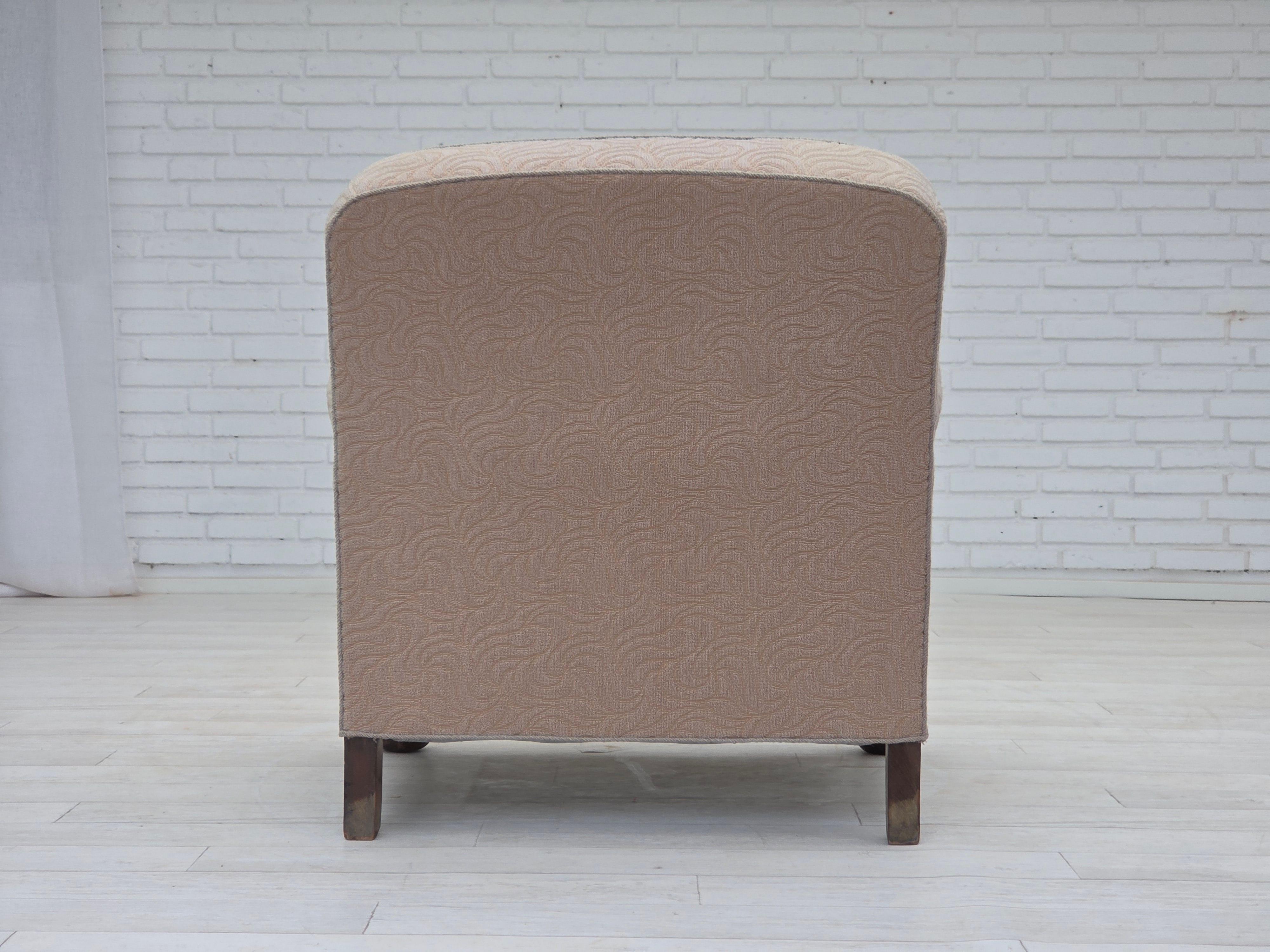 Milieu du XXe siècle Fauteuil artdeco danois des années 1950, laine d'ameublement beige de qualité, pieds en bois de chêne. en vente