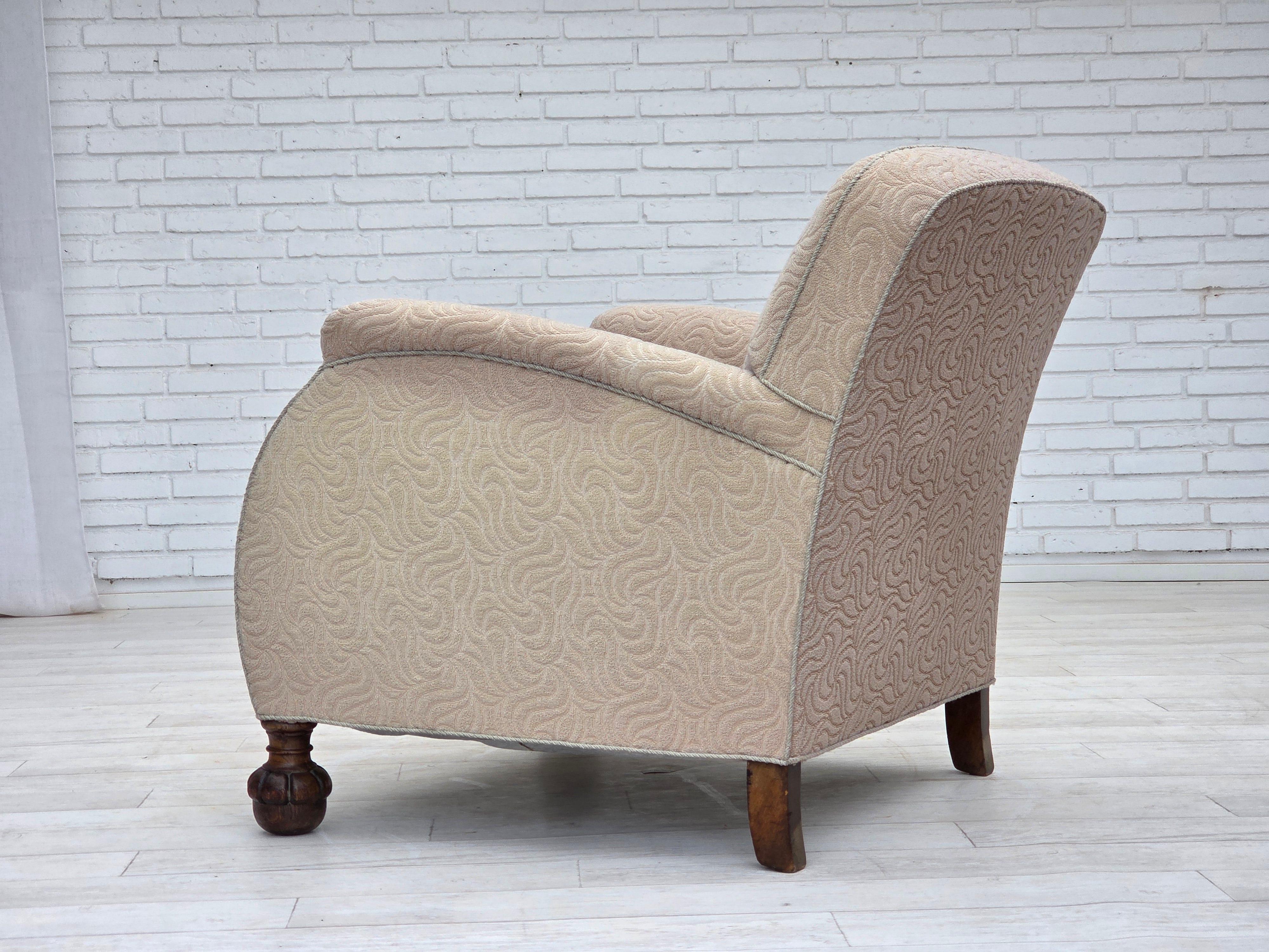 Laine Fauteuil artdeco danois des années 1950, laine d'ameublement beige de qualité, pieds en bois de chêne. en vente