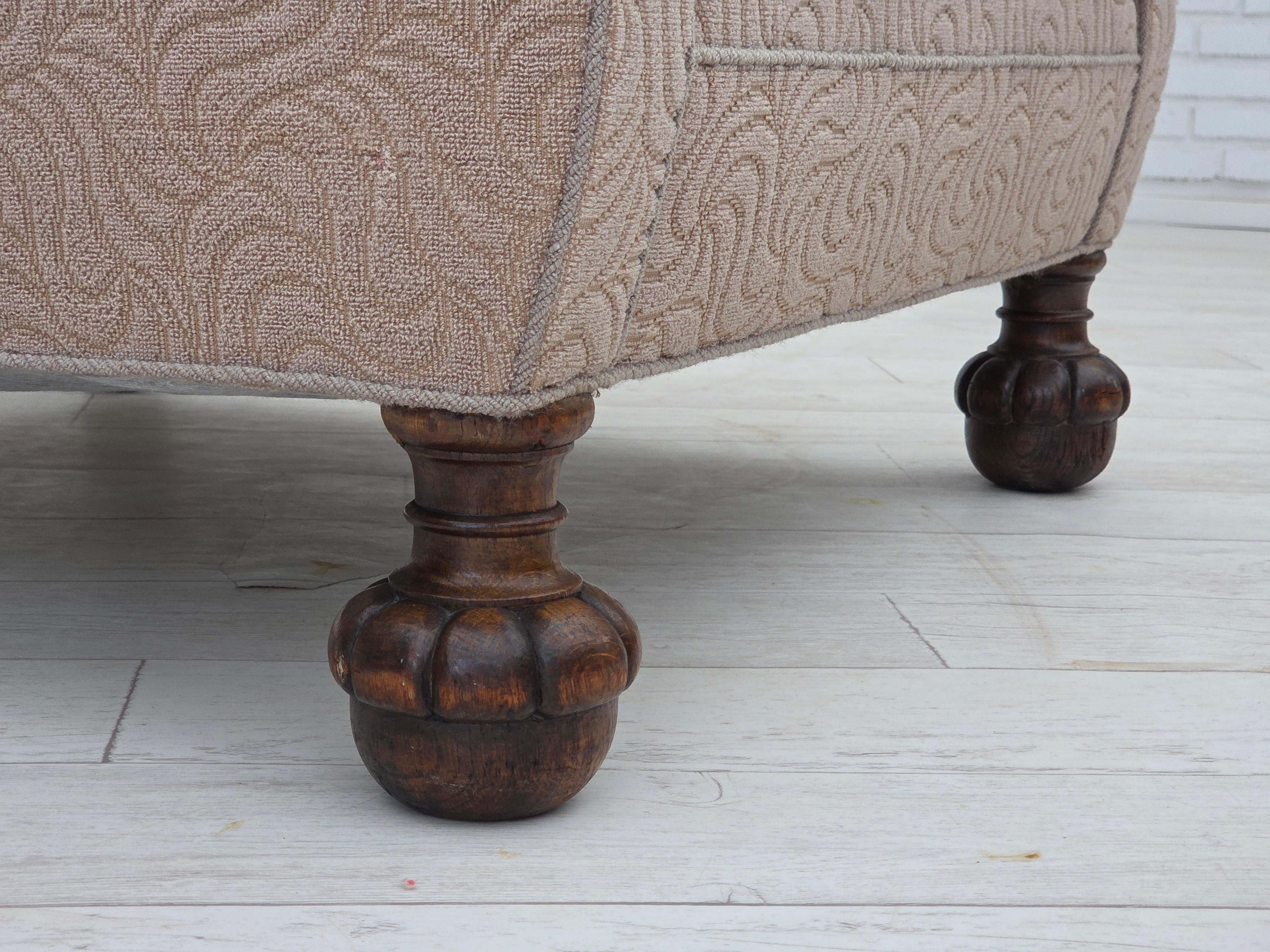 Fauteuil artdeco danois des années 1950, laine d'ameublement beige de qualité, pieds en bois de chêne. en vente 1
