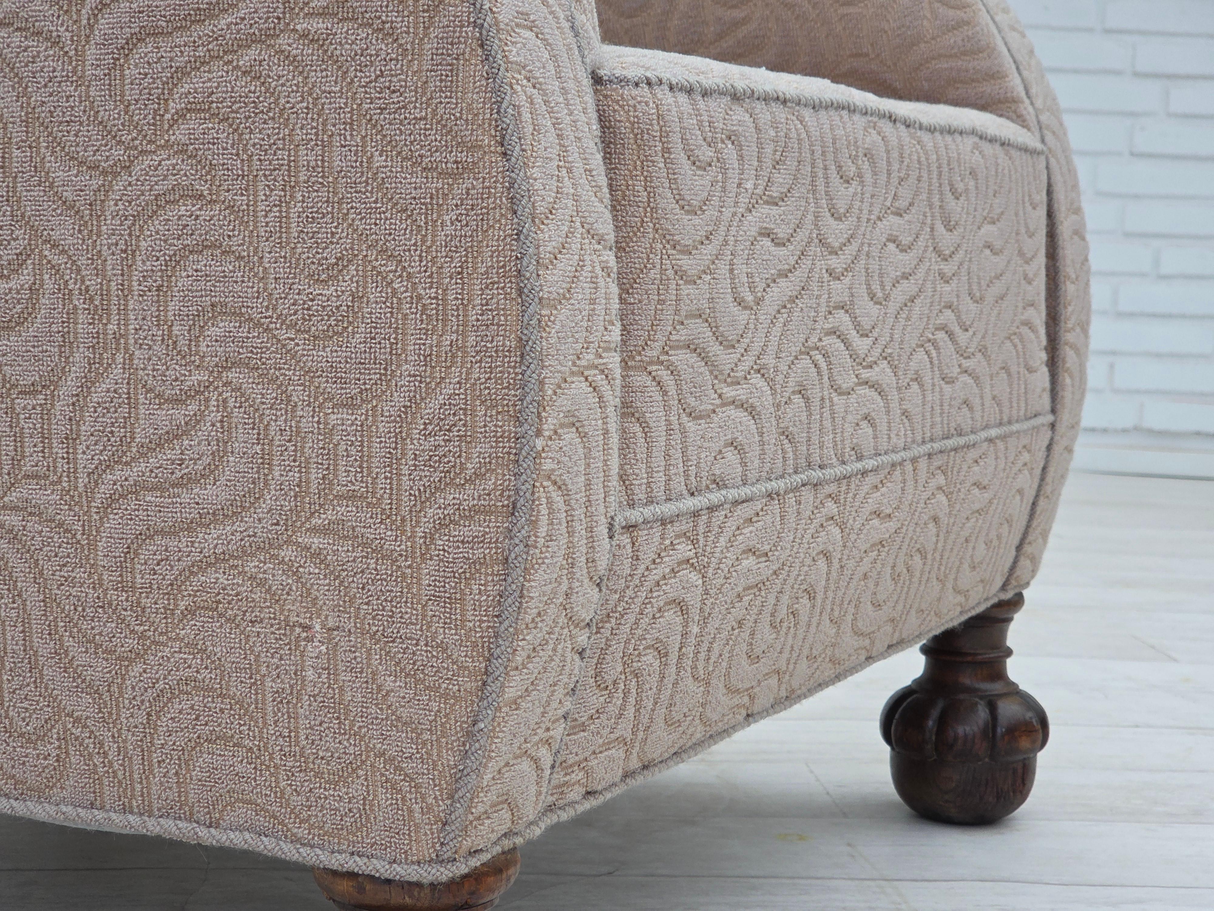 Fauteuil artdeco danois des années 1950, laine d'ameublement beige de qualité, pieds en bois de chêne. en vente 2