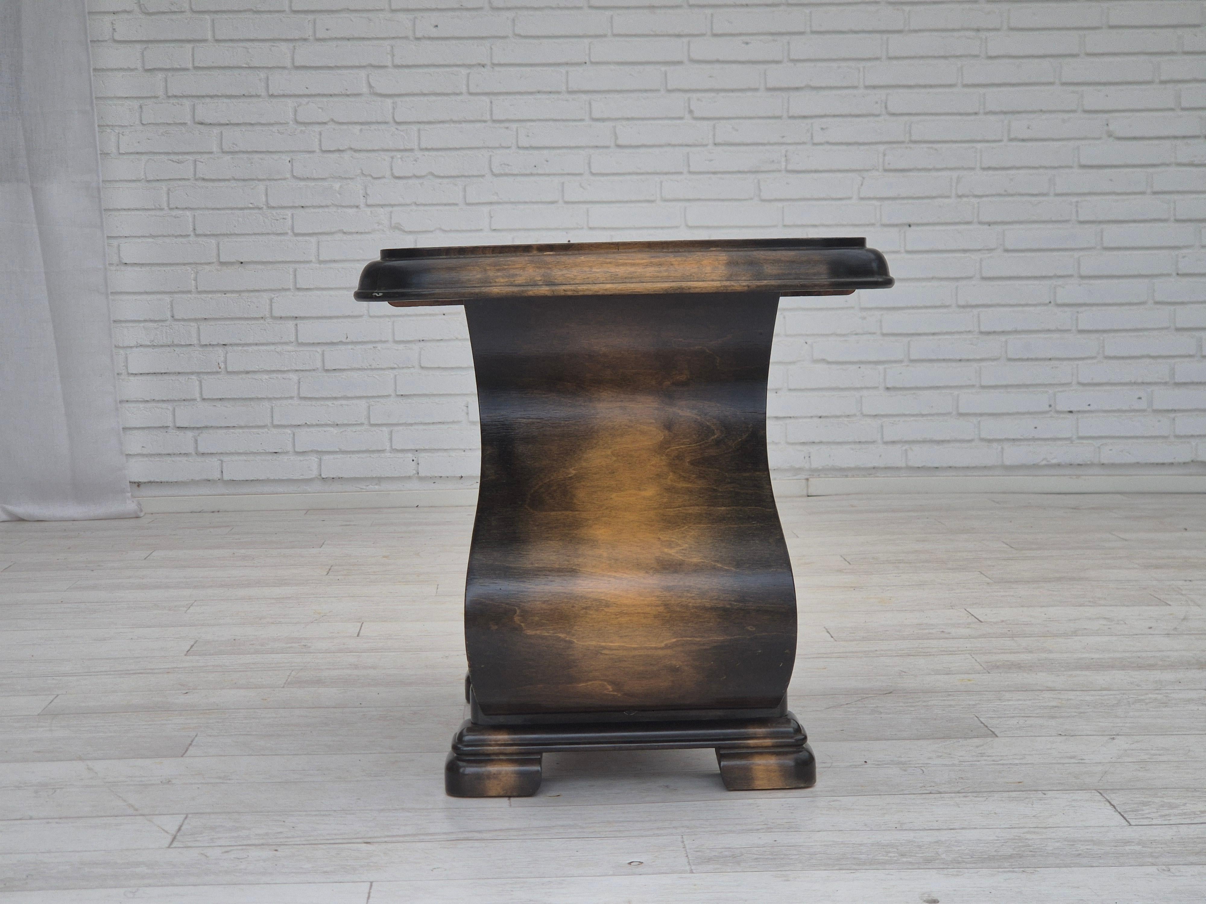 1950s, Table basse artdeco danoise avec étagère, bois de frêne. en vente 7