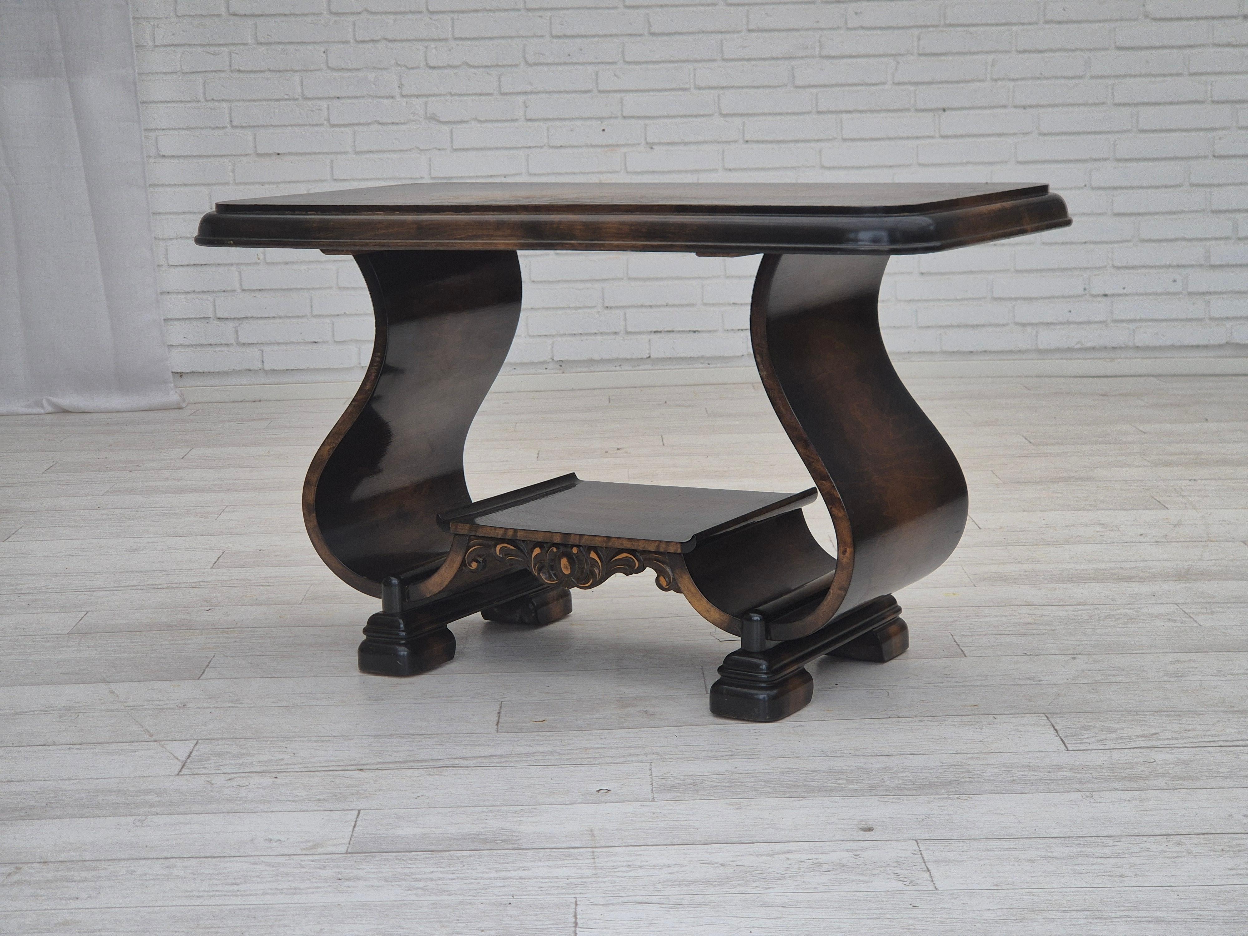 1950s, Danish artdeco coffee table with shelf. Bon état d'origine : légère usure de la laque sur la table. Bois de frêne, bois cintré de frêne. Fabriqué par un fabricant de meubles danois vers les années 1950. Design scandinave artdeco original en