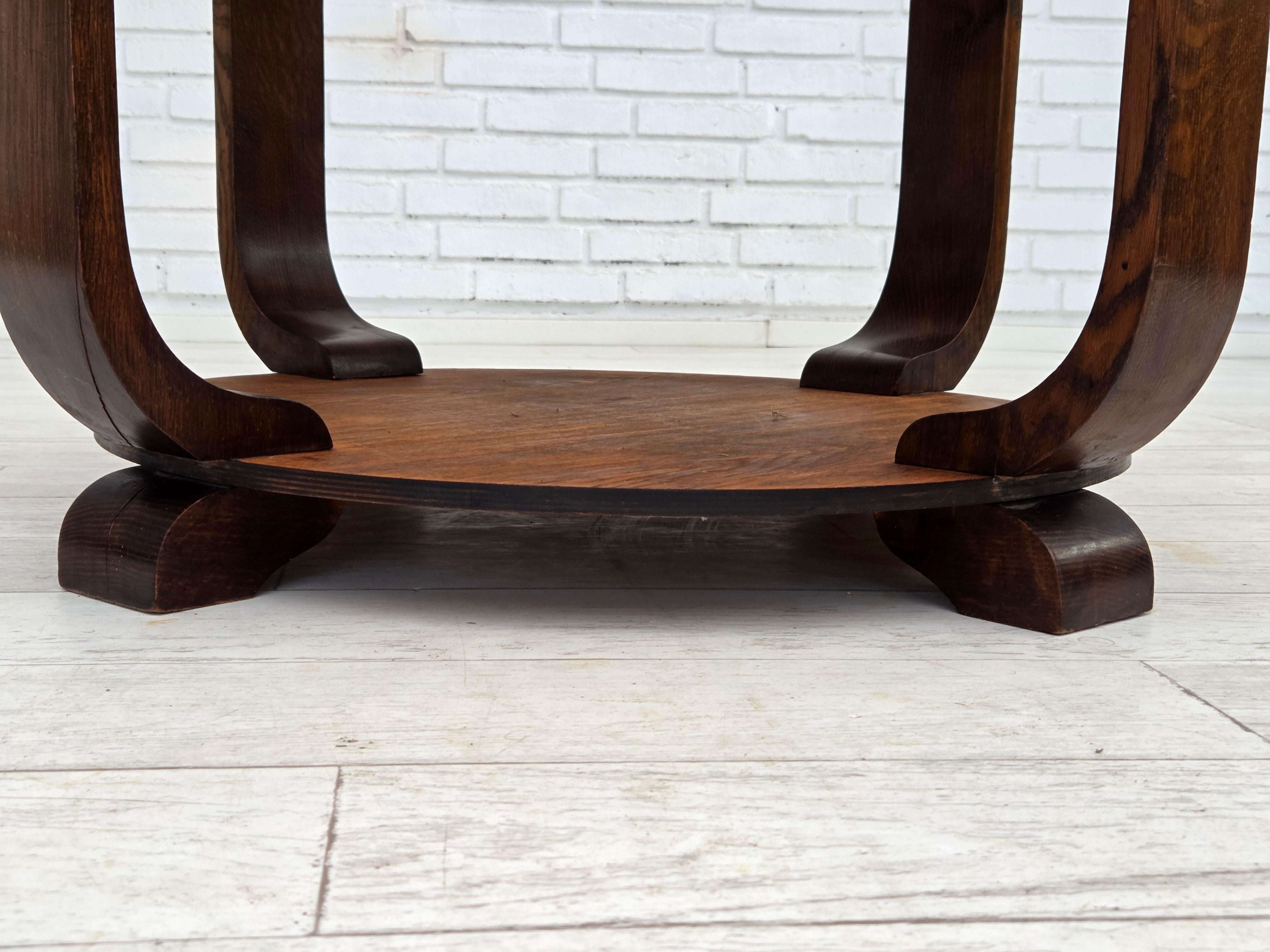 1950s, Table basse artdeco danoise avec étagère, bois de chêne. en vente 3