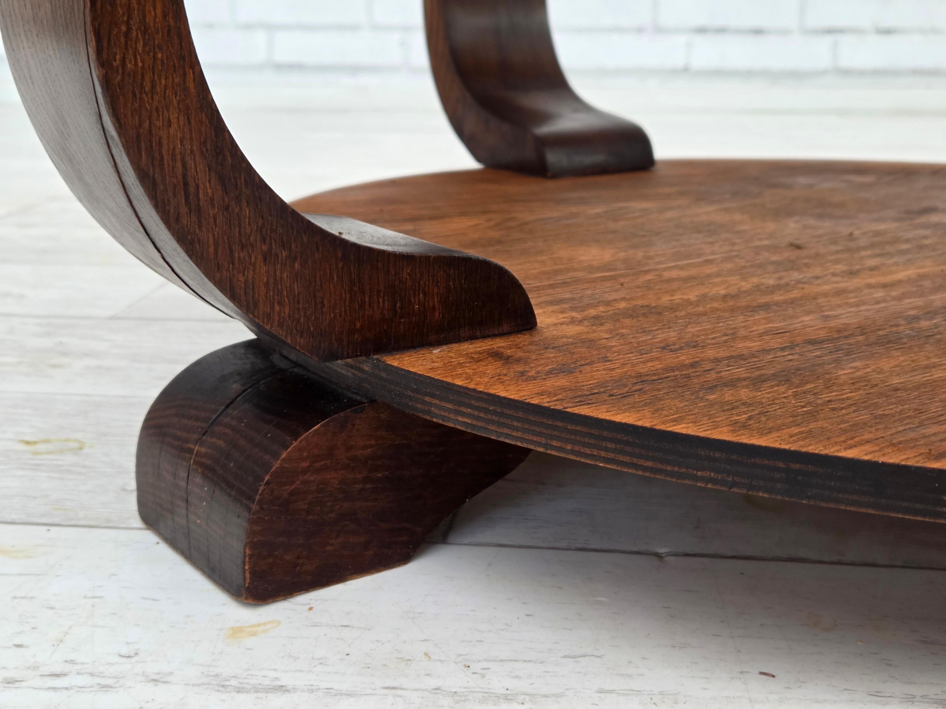 1950s, Table basse artdeco danoise avec étagère, bois de chêne. en vente 5
