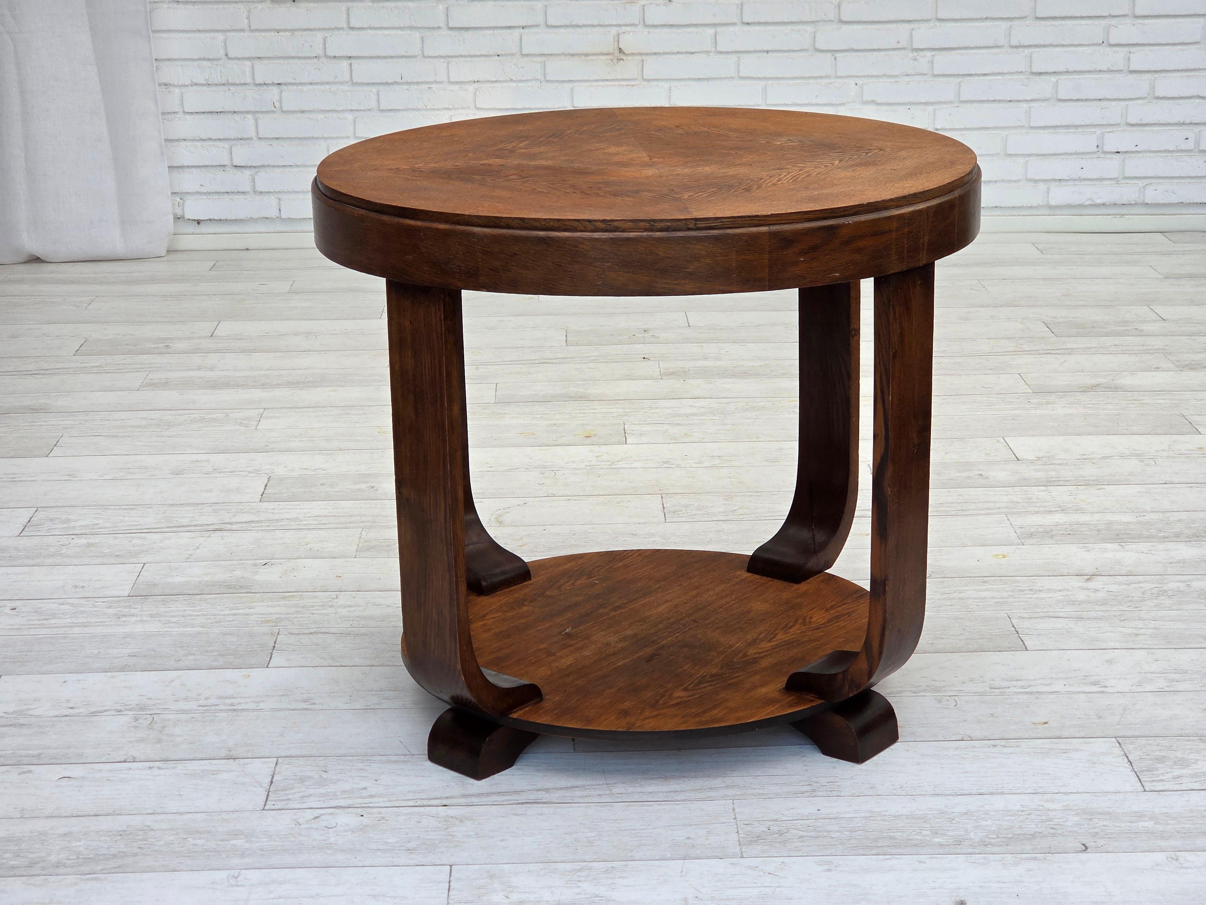 1950s, Table basse danoise artdeco. Bois de chêne, bois courbé. Très bon état d'origine : pas d'odeurs, pas de taches et construction stable. Fabriqué par un fabricant de meubles danois dans les années 1950-55. Design/One vintage scandinave original