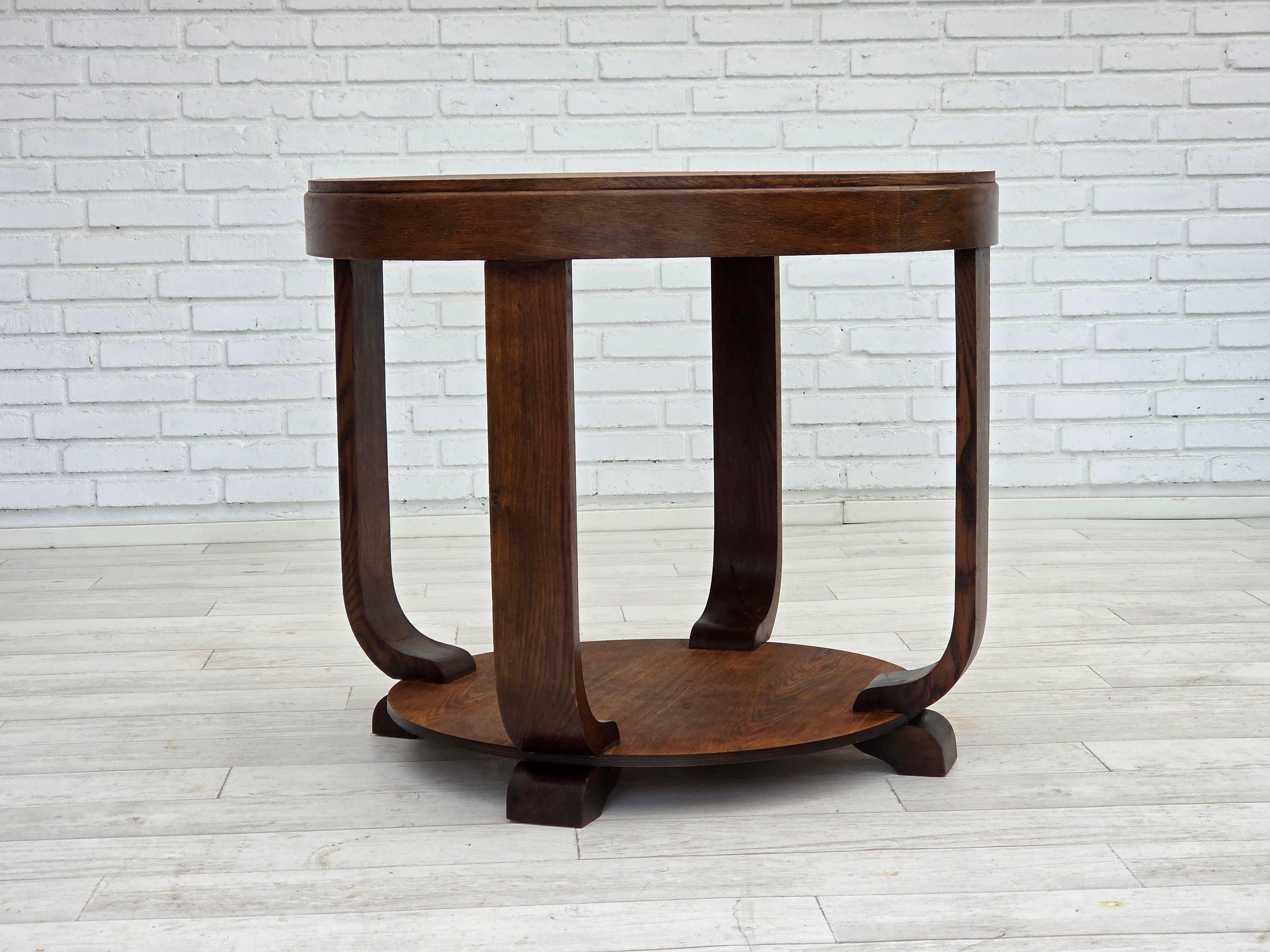 Art déco 1950s, Table basse artdeco danoise avec étagère, bois de chêne. en vente
