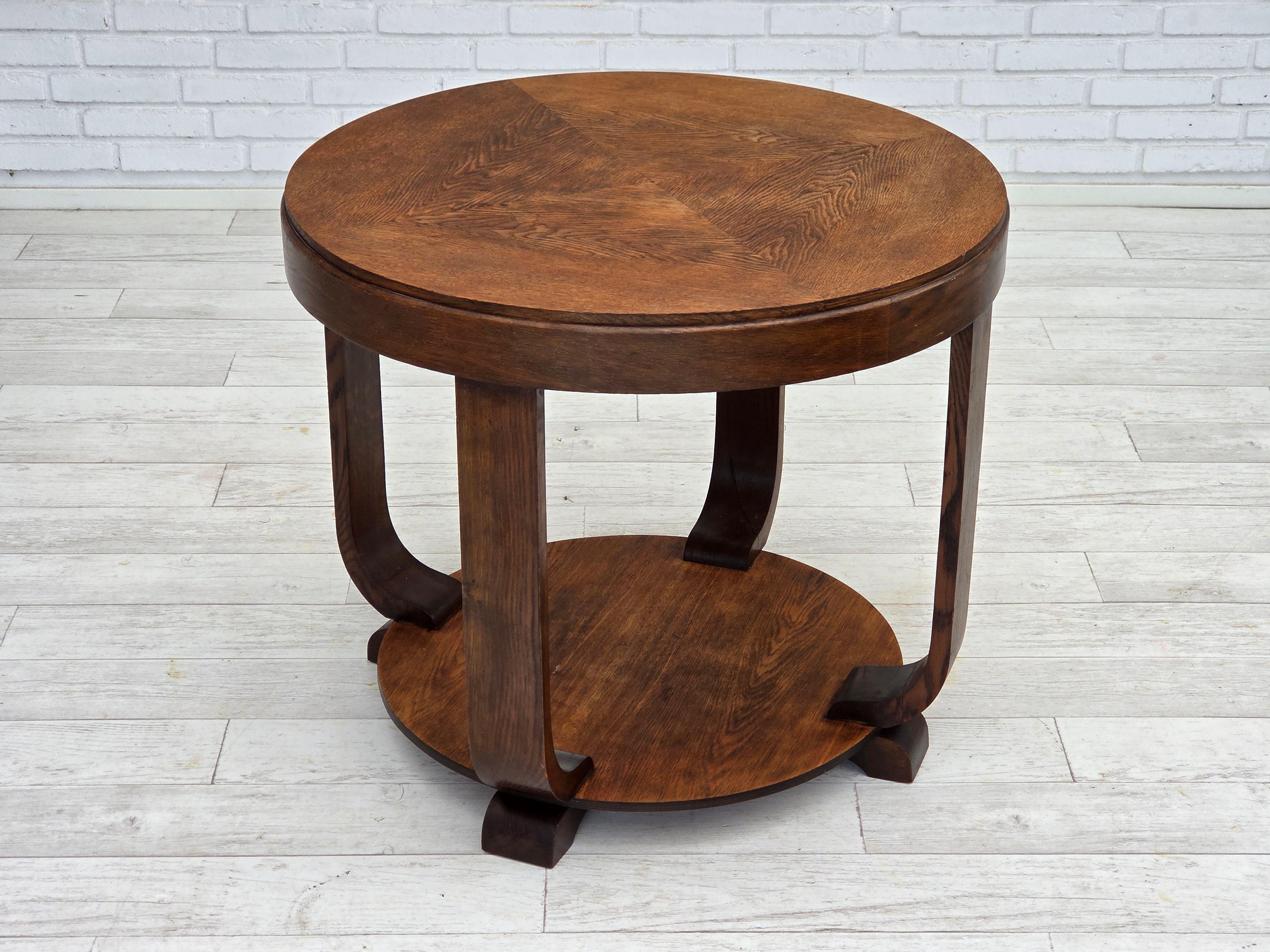 Danois 1950s, Table basse artdeco danoise avec étagère, bois de chêne. en vente